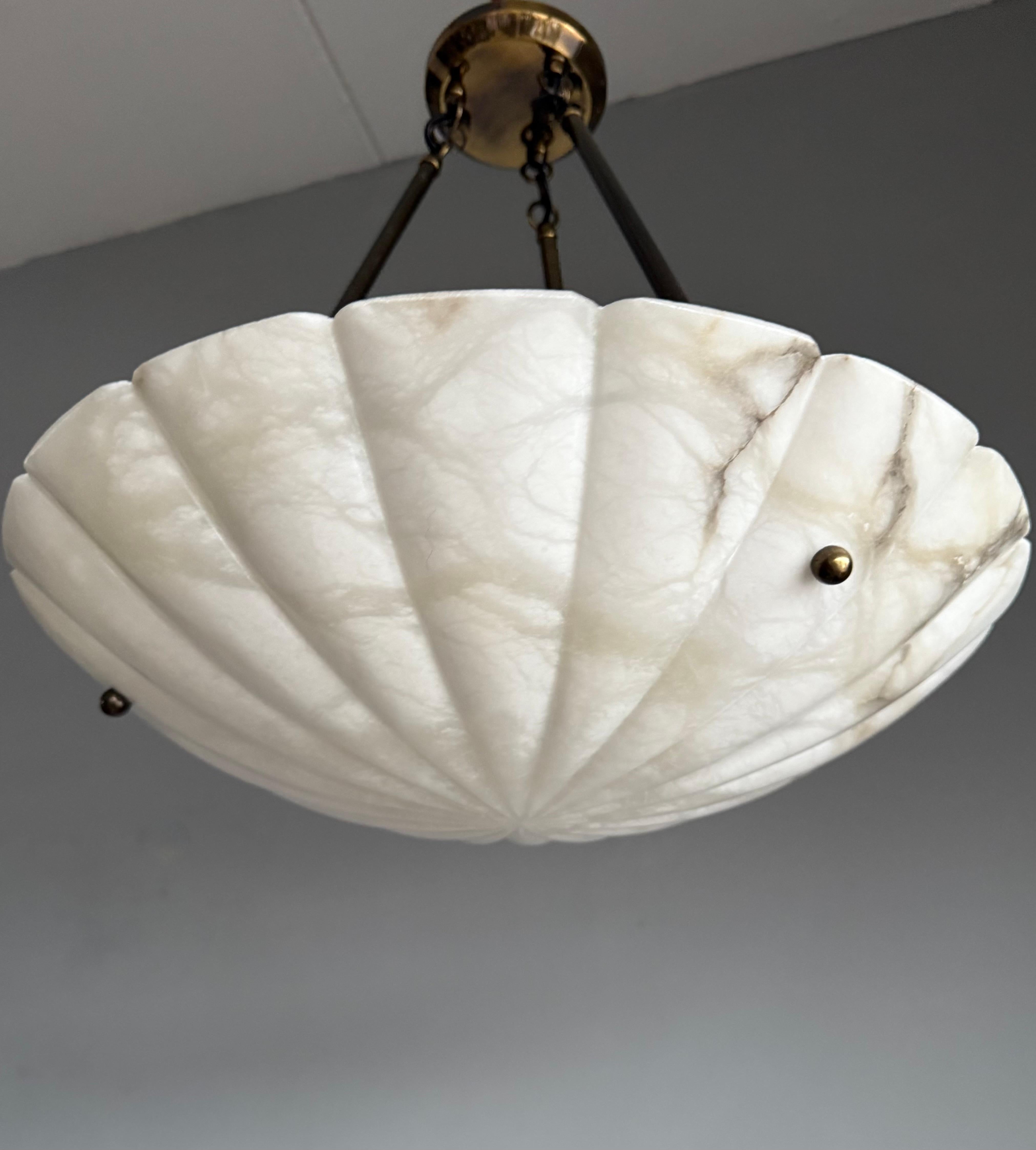 Grande taille (18.9 pouces), l'albâtre sculpté à la main, Midcentury Modern, trois lumières suspendues dans un état impeccable.

Grâce à son design Art Déco calme et intemporel, ce lustre en albâtre s'intègre parfaitement dans tous les types