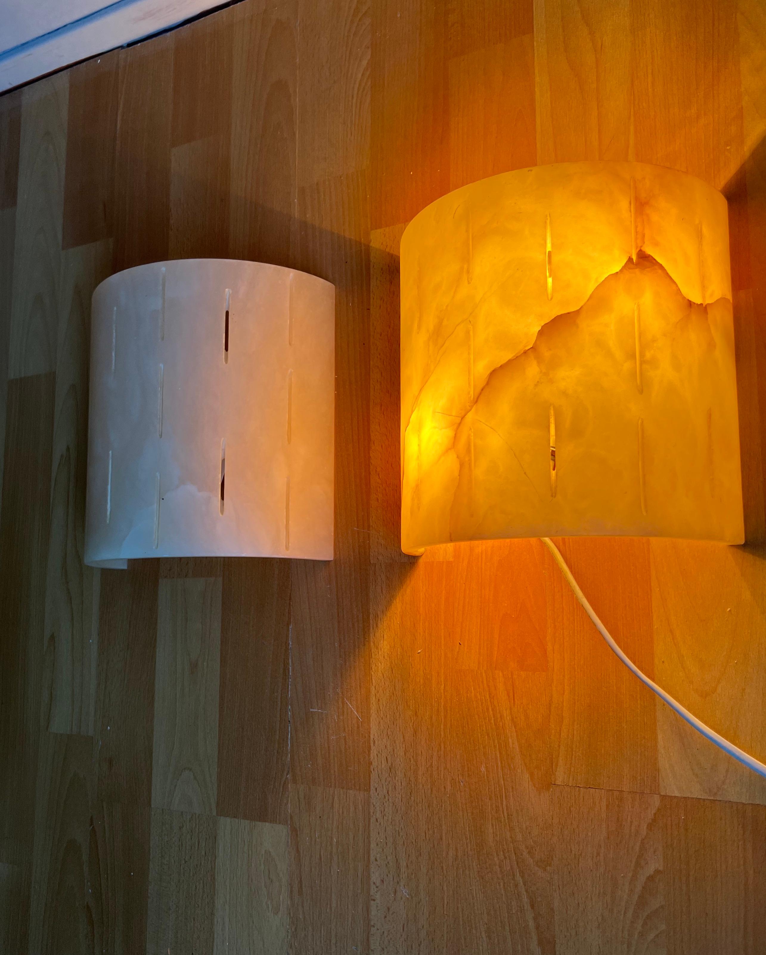 Timeless Design Pair of Art Deco Style Alabaster Wall Sconces / Light Fixtures In Excellent Condition For Sale In Lisse, NL