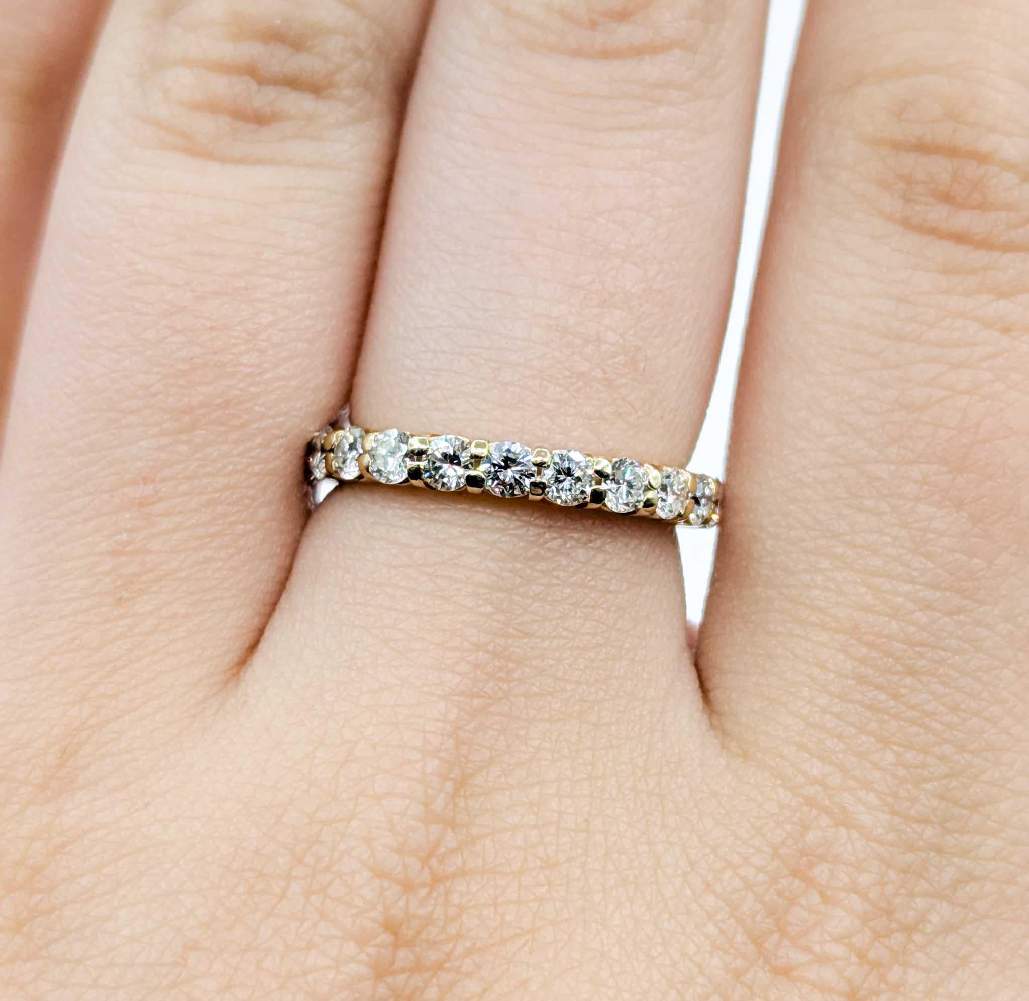 Taglio rotondo Anello da sposa con diamante senza tempo in oro giallo 14k in vendita