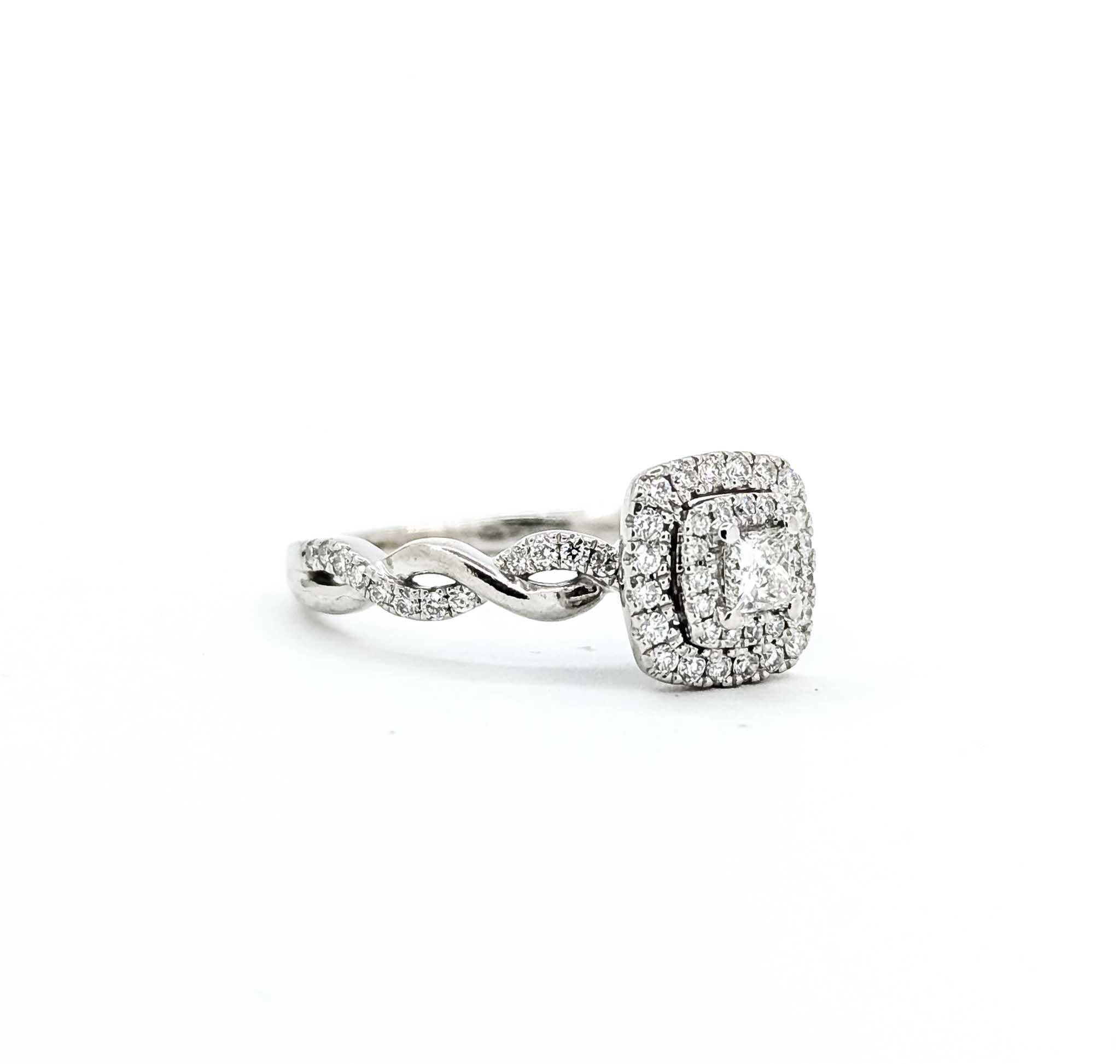 Whiting, cette exquise bague de fiançailles en diamant, réalisée avec brio en or blanc 10k. Cette pièce est ornée d'un superbe diamant de 0,15 carat, serti avec soin pour en rehausser l'éclat et l'allure captivante. Des diamants plus petits, d'un