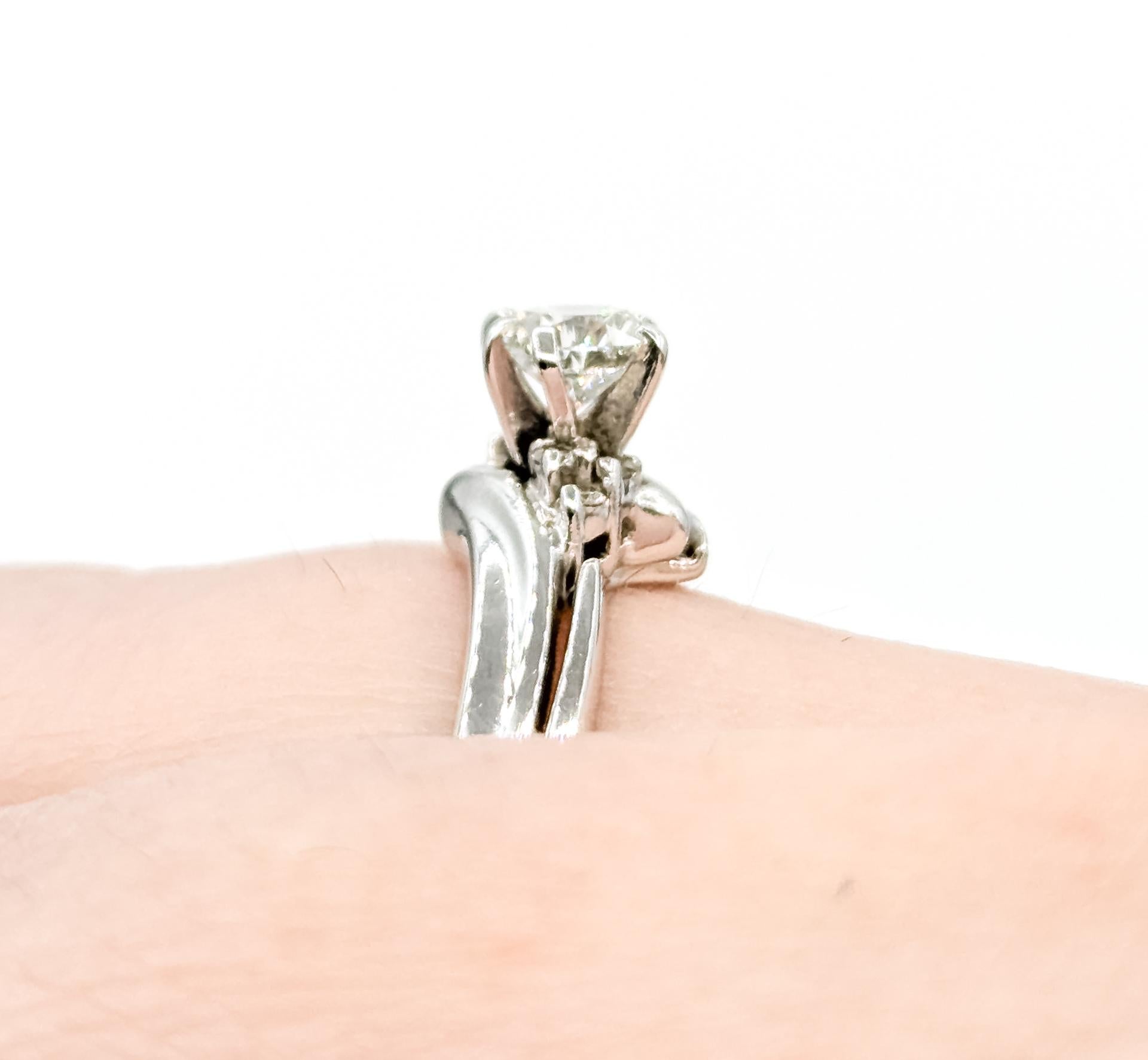 Taglio rotondo Anello di fidanzamento con diamante senza tempo in 14 carati in vendita