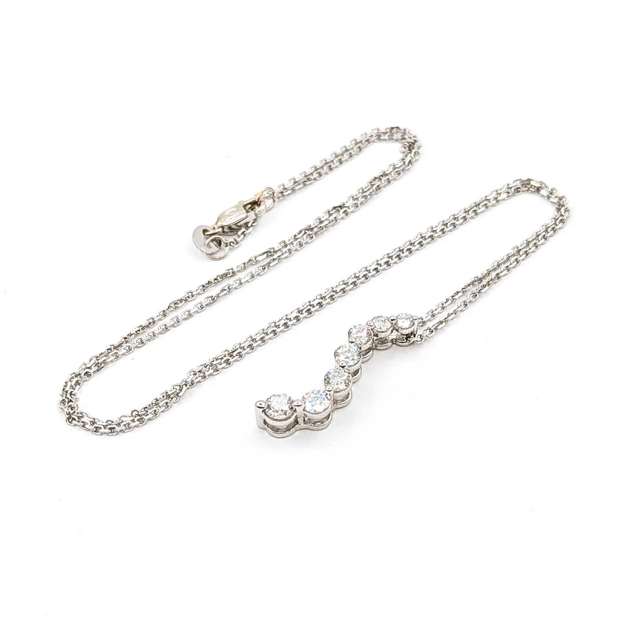 Diese elegante Halskette mit Anhänger ist aus 14 Karat Weißgold gefertigt und verfügt über ein anmutiges Design mit sieben funkelnden runden Diamanten von insgesamt 1,00 Karat. Jeder Diamant wird größer, um den Weg des Lebens und der Liebe zu