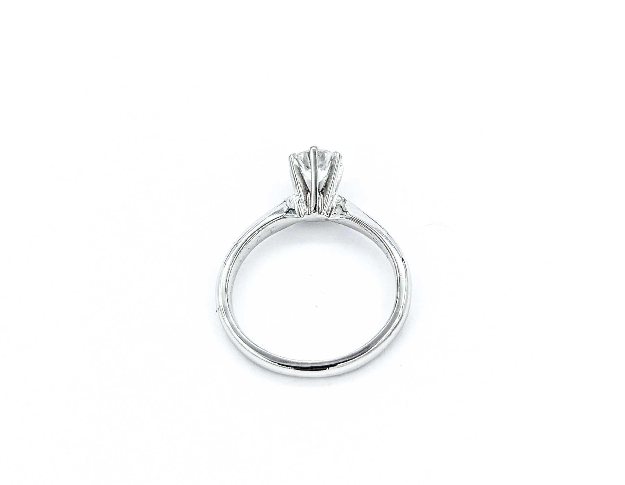 Timeless Diamond Solitaire Engagement Ring in White Gold For Sale 2