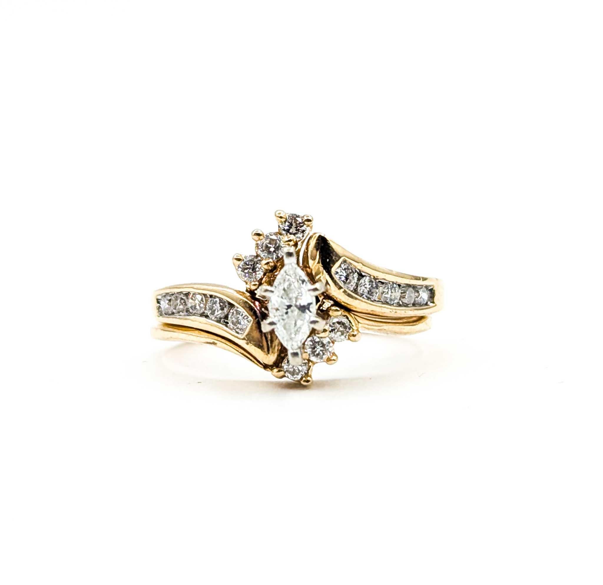 Timeless Diamond Wedding Set in 14k Yellow Gold For Sale 4