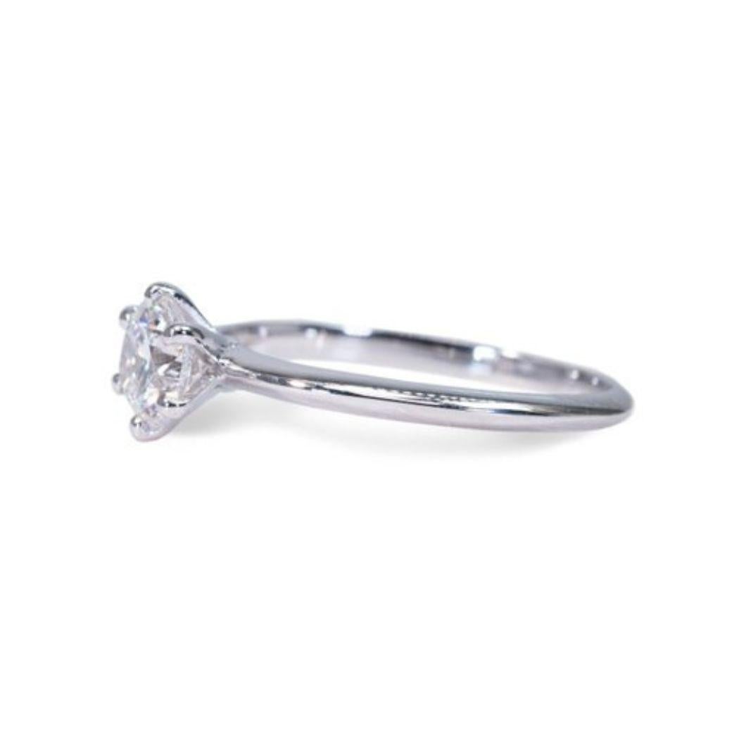 Women's Timeless Elegance: 0.8ct D IF Round Brilliant Diamond Ring For Sale