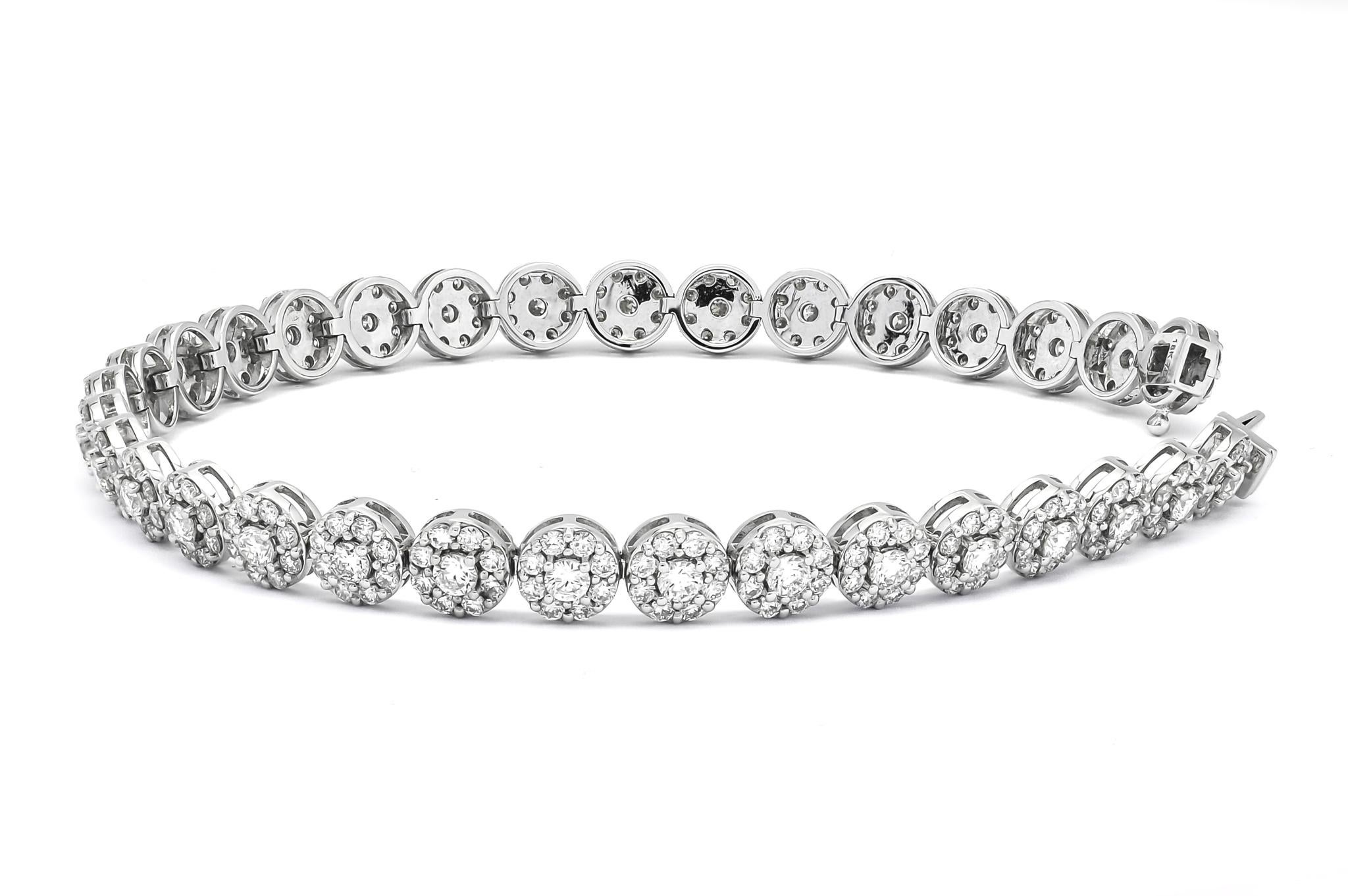 Natural Diamond4.62 CT  18KT White Gold Classic Cluster Bracelet  In New Condition For Sale In Antwerpen, BE