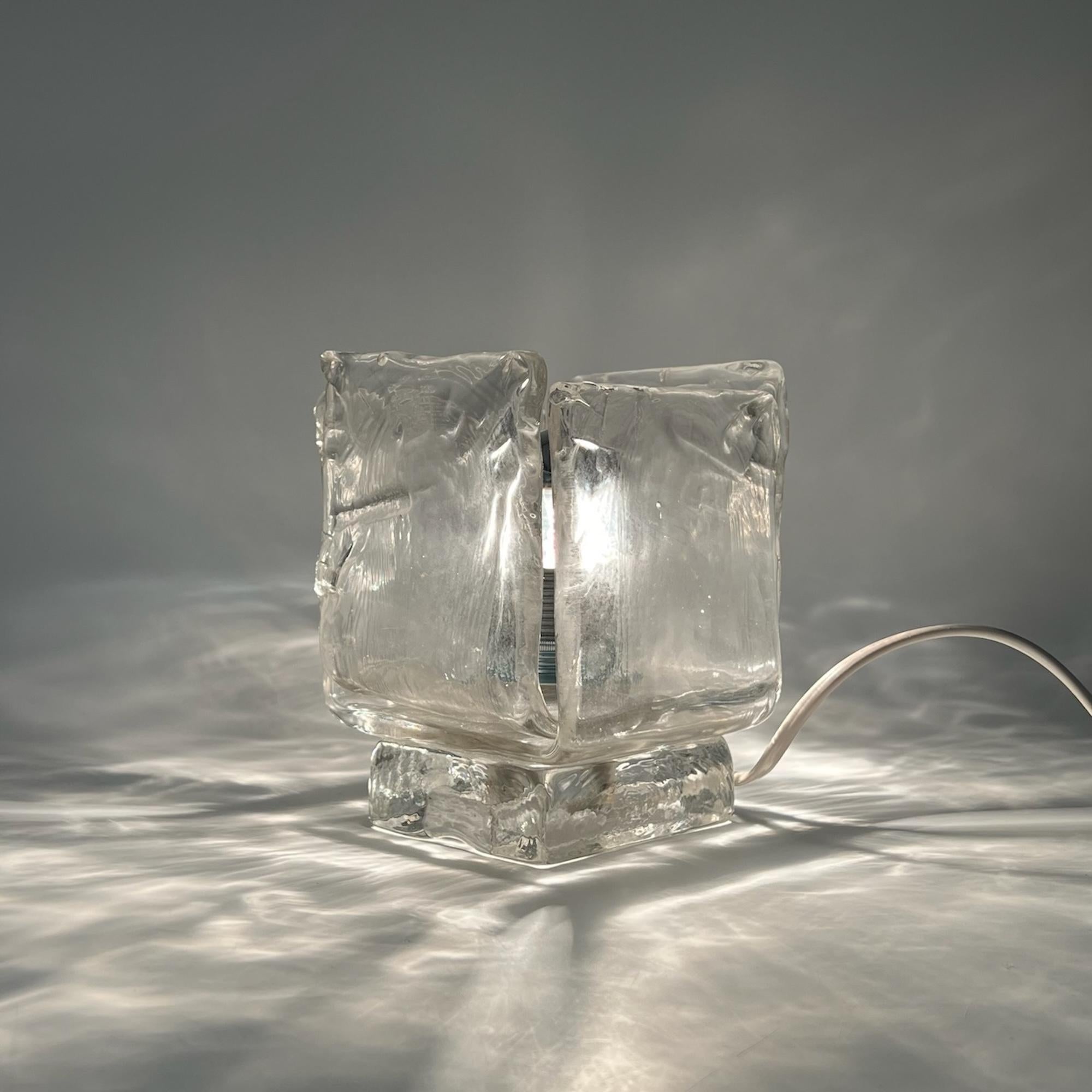 Transformez votre espace avec une touche de luxe rétro - en présentant cette lampe exclusive en verre de Murano des années 1970, fabriquée de manière experte par l'estimée Vetrerie Toso en Italie.

Fabriquée par deux pièces imbriquées de verre de