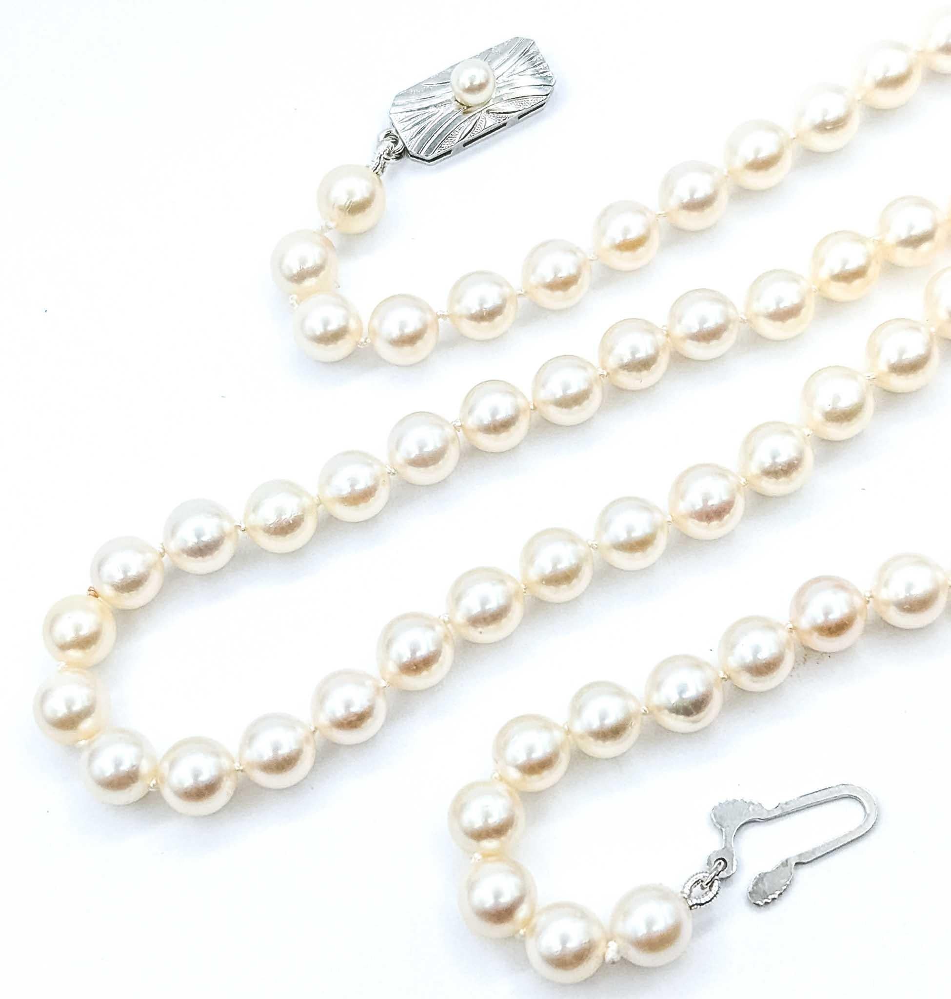 Elegance intemporelle Collier de perles d'Akoya et d'argent

Voici ce collier de perles d'Akoya, réalisé avec la plus grande attention aux détails par SSMikimoto. Cette magnifique pièce présente des perles Akoya lustrées de 6,7 mm, réputées pour