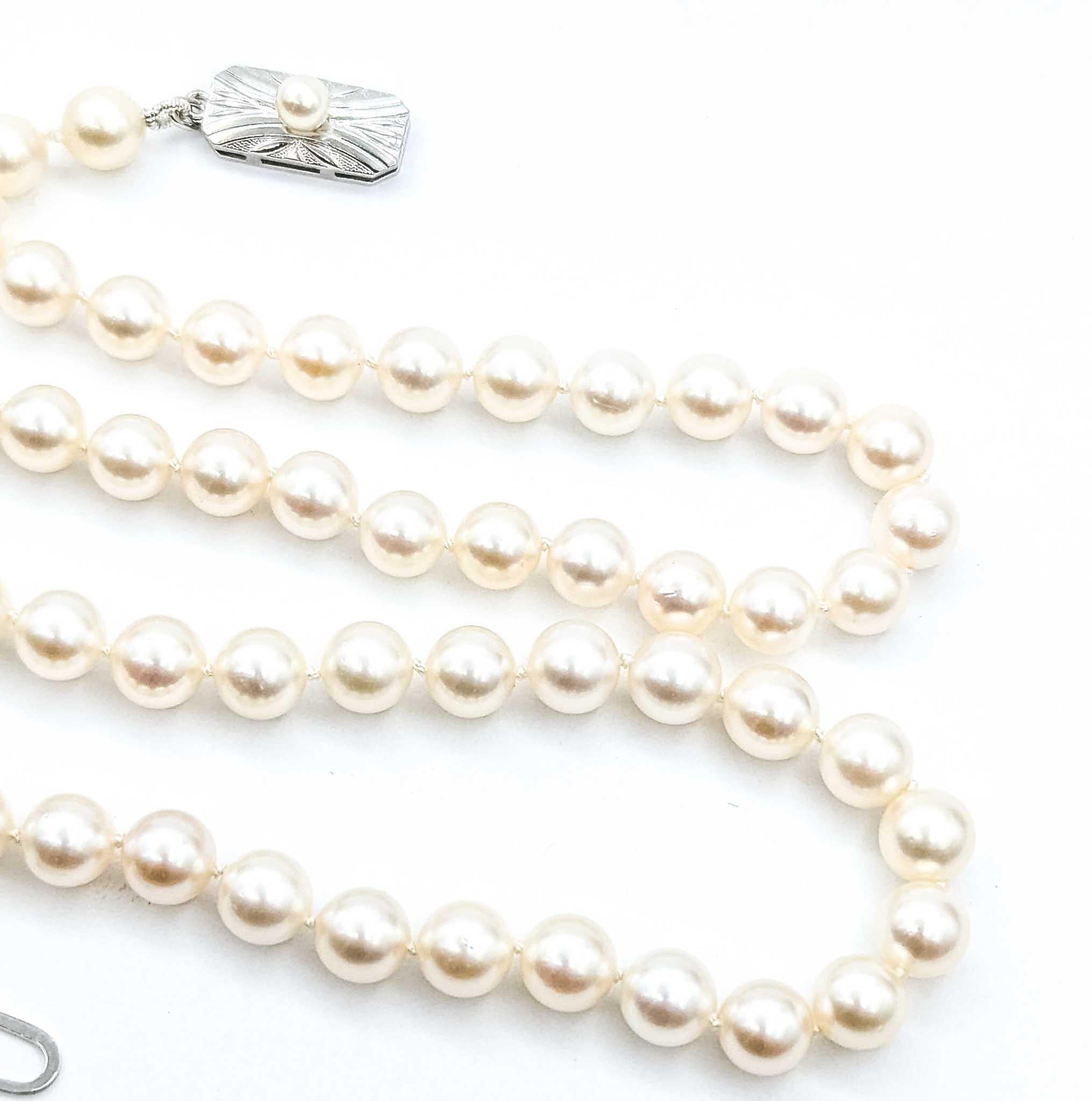 Moderne Elegance intemporelle Collier de perles d'Akoya et d'argent en vente