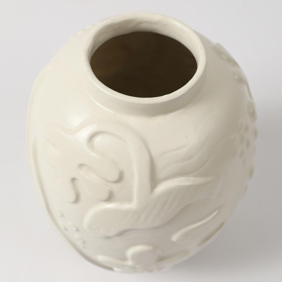 Scandinave moderne Elegance Timeless : Le vase iconique en faïence d'Anna-Lisa Thomson datant des années 1930. en vente