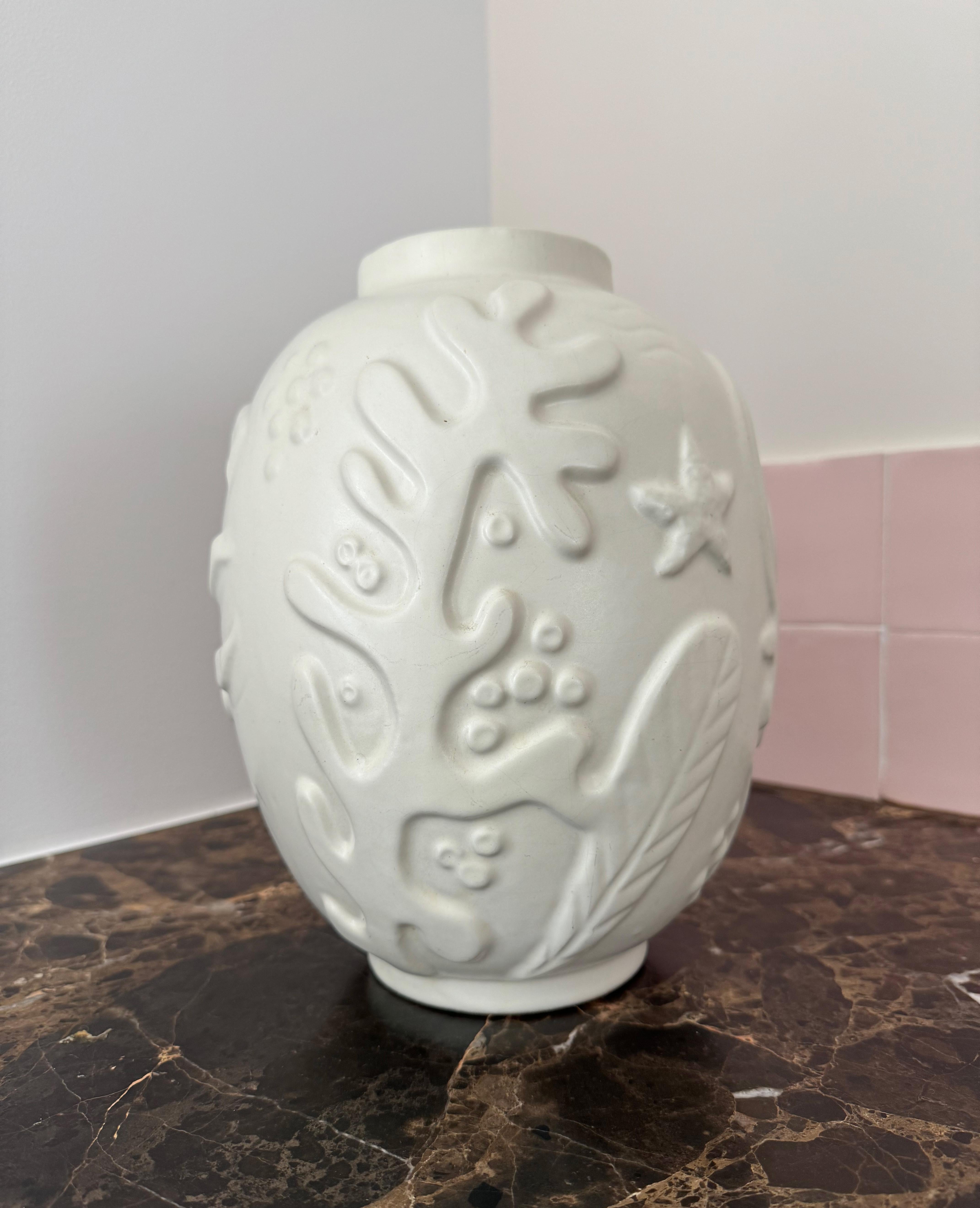 Suédois Elegance Timeless : Le vase iconique en faïence d'Anna-Lisa Thomson datant des années 1930. en vente