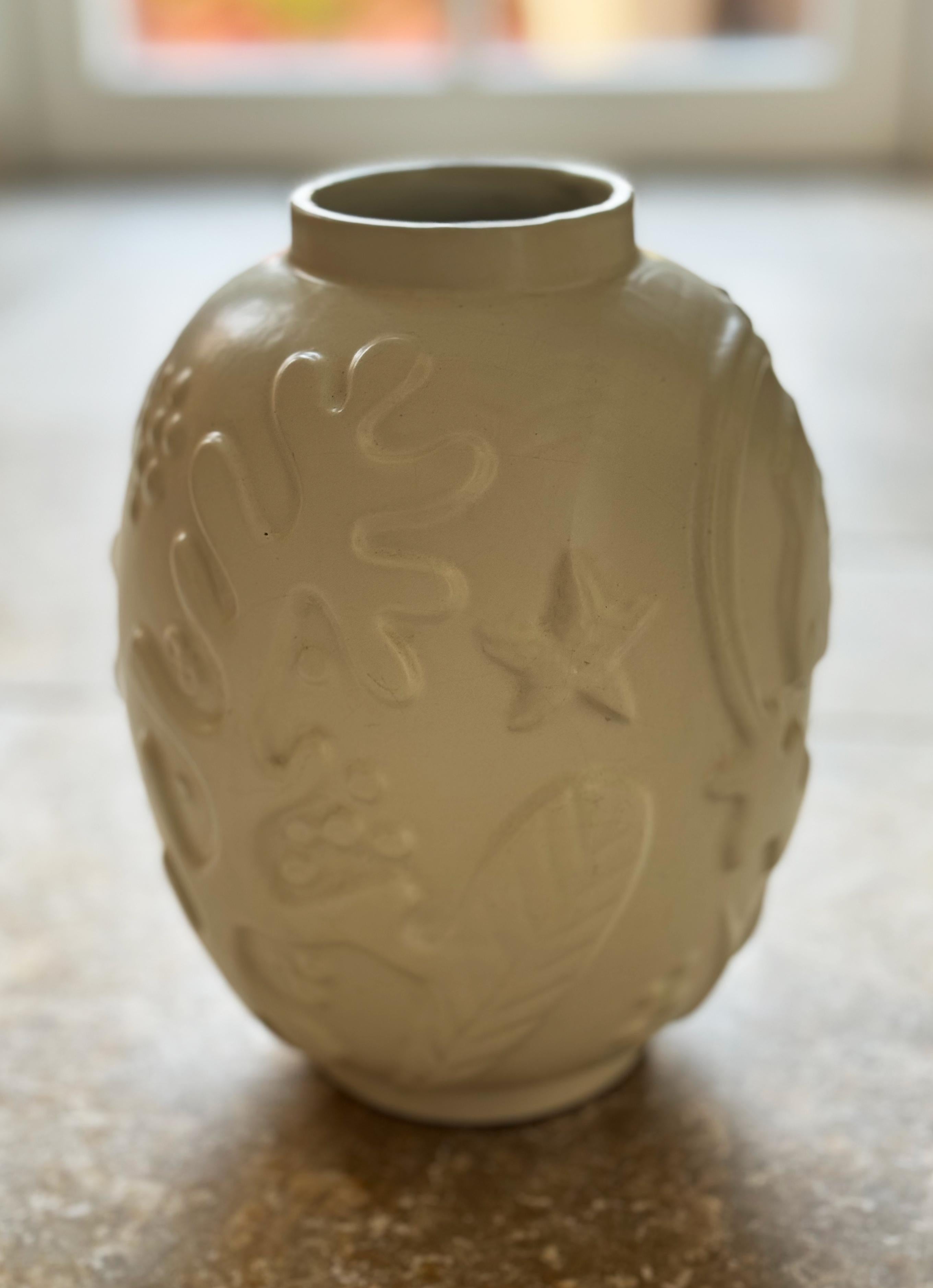 Timeless Elegance: Anna-Lisa Thomson's Iconic Earthenware Vase from the 1930s. In Good Condition For Sale In Stockholm, SE