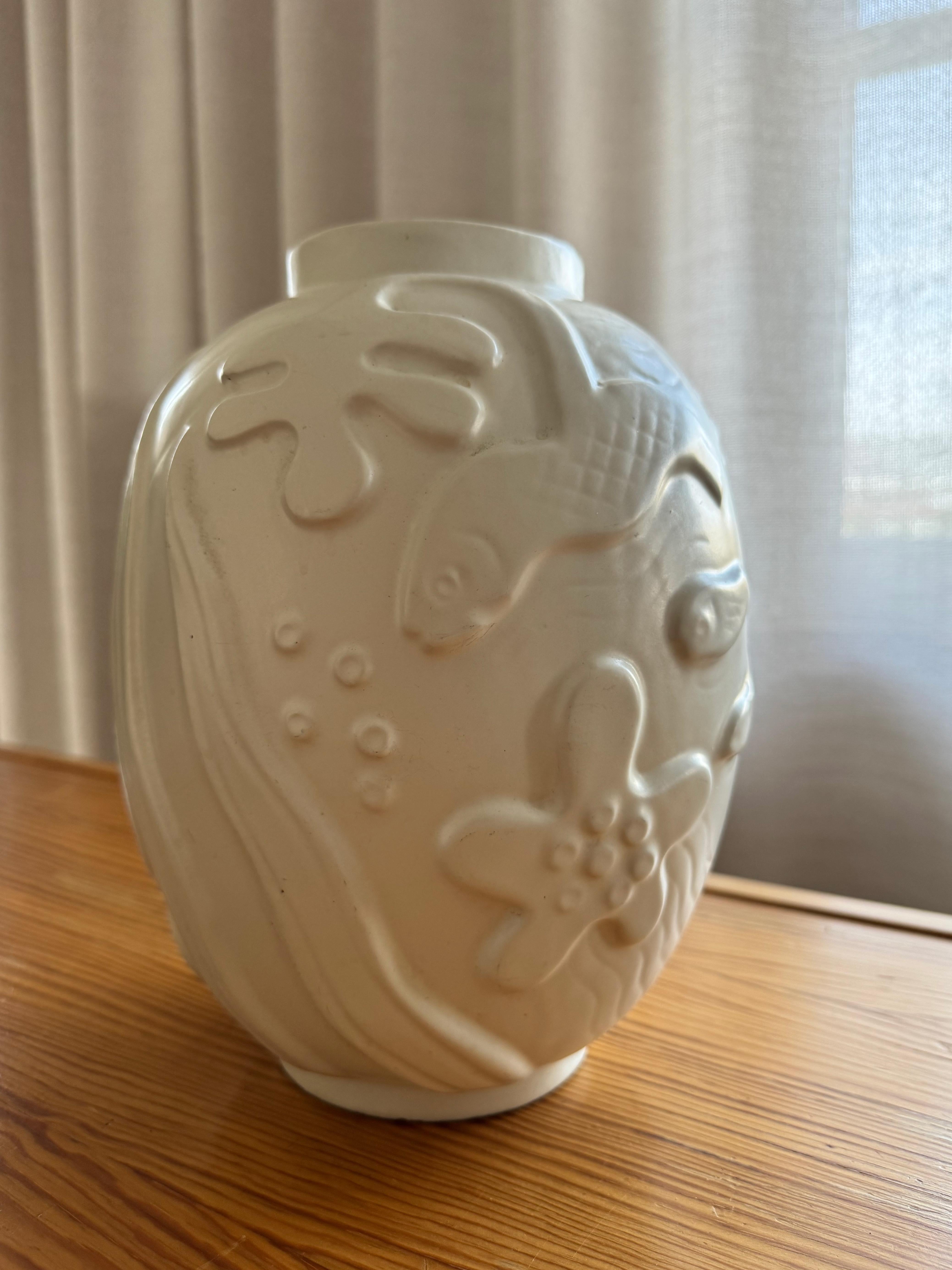 Poterie Elegance Timeless : Le vase iconique en faïence d'Anna-Lisa Thomson datant des années 1930. en vente