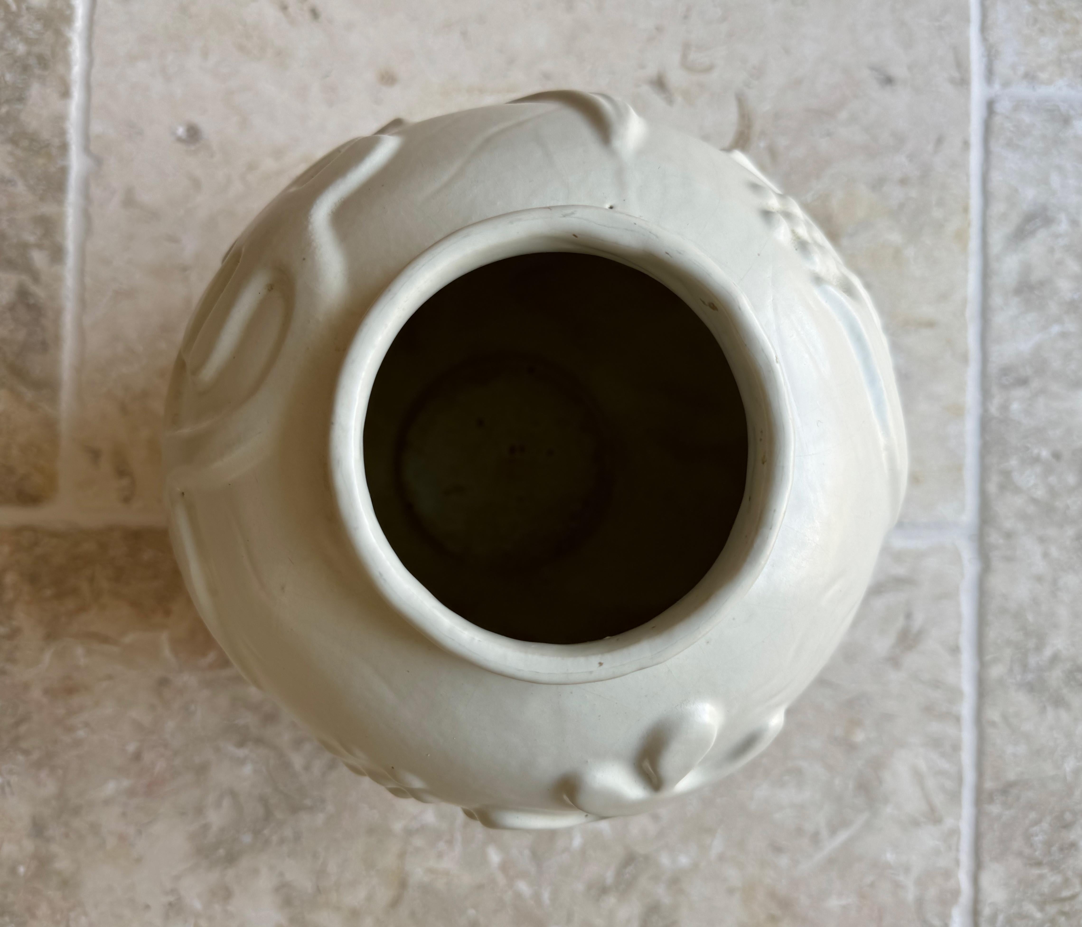 Elegance Timeless : Le vase iconique en faïence d'Anna-Lisa Thomson datant des années 1930. en vente 1