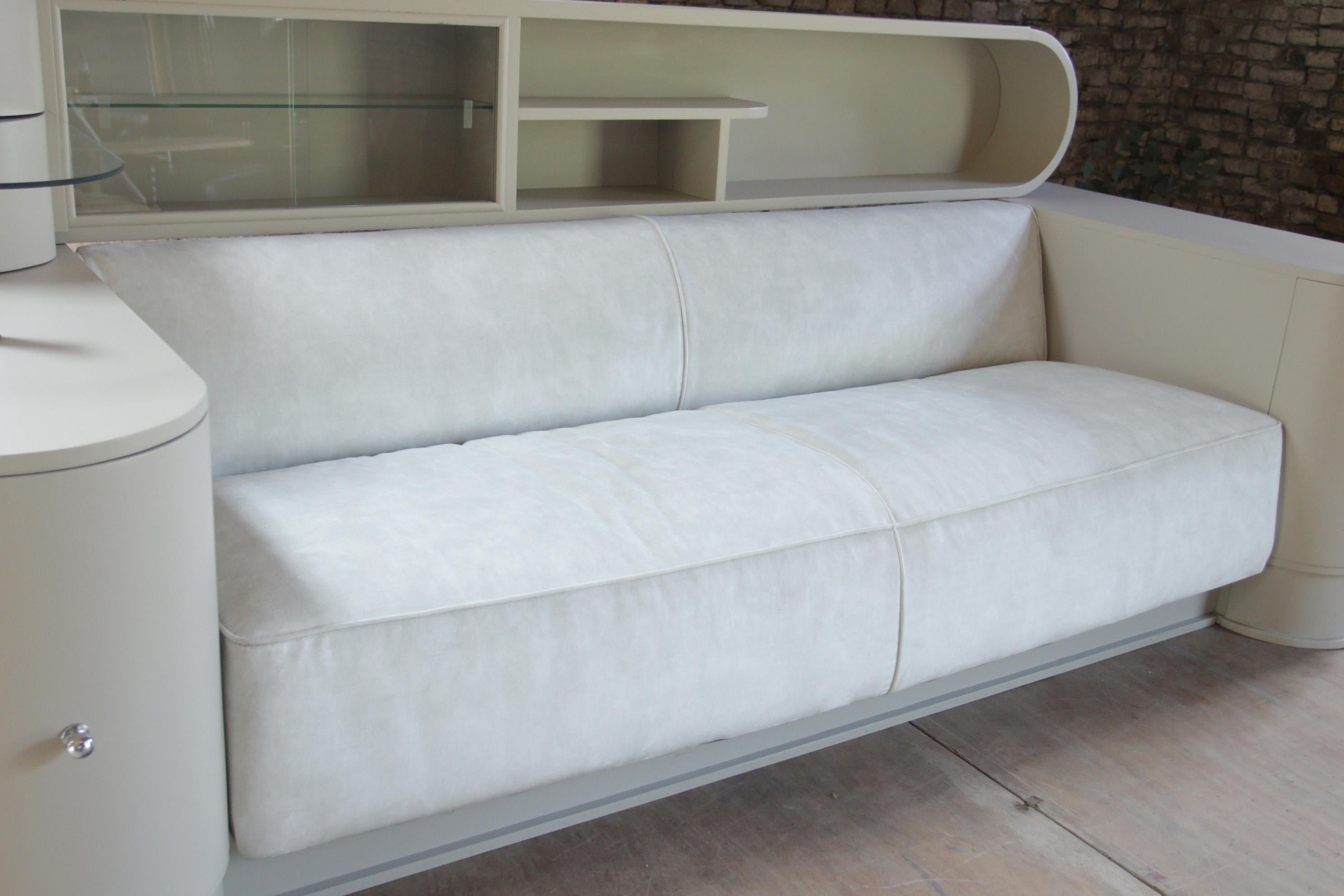 Zeitlose Eleganz: Art Deco Sofa aus dem Frankreich der 1920er Jahre, neuerdings elfenbeinfarben gepolstert im Angebot 3