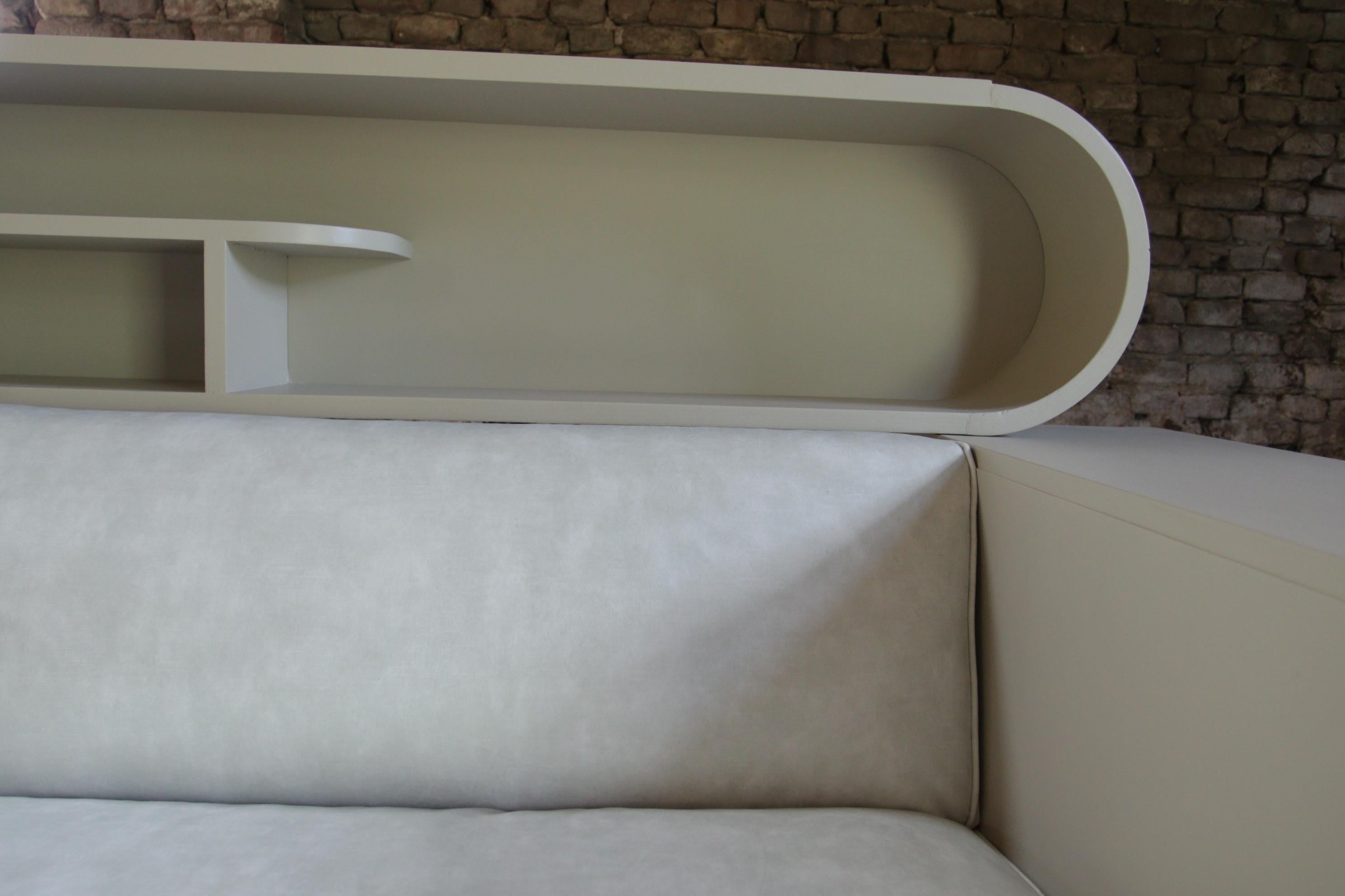 Zeitlose Eleganz: Art Deco Sofa aus dem Frankreich der 1920er Jahre, neuerdings elfenbeinfarben gepolstert im Zustand „Gut“ im Angebot in Boven Leeuwen, NL