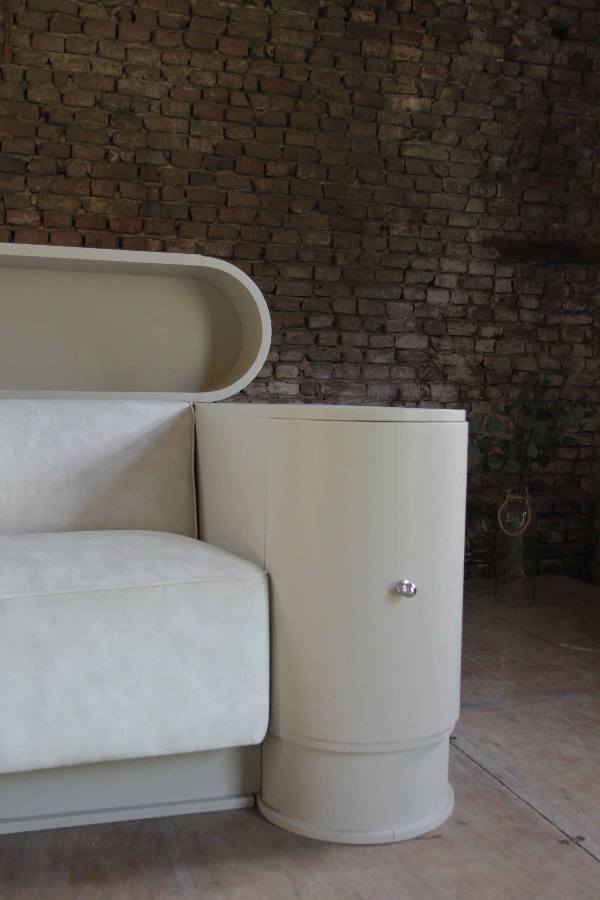 Zeitlose Eleganz: Art Deco Sofa aus dem Frankreich der 1920er Jahre, neuerdings elfenbeinfarben gepolstert (Frühes 20. Jahrhundert) im Angebot