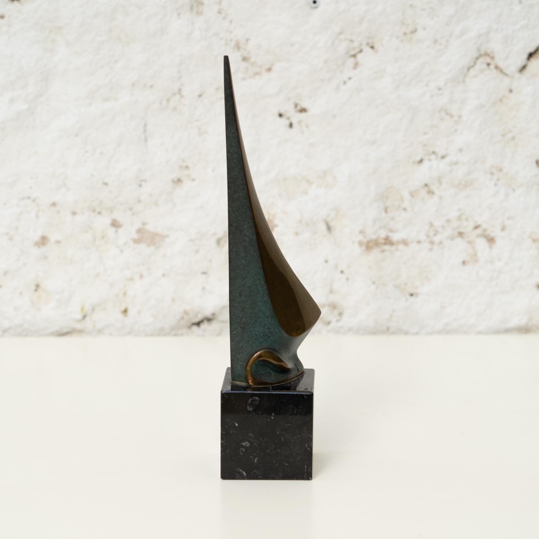 Mid-Century Modern Timeless Elegance: Bronze Sculpture 'Solitario' by Jordi Abad, 20th Century For Sale