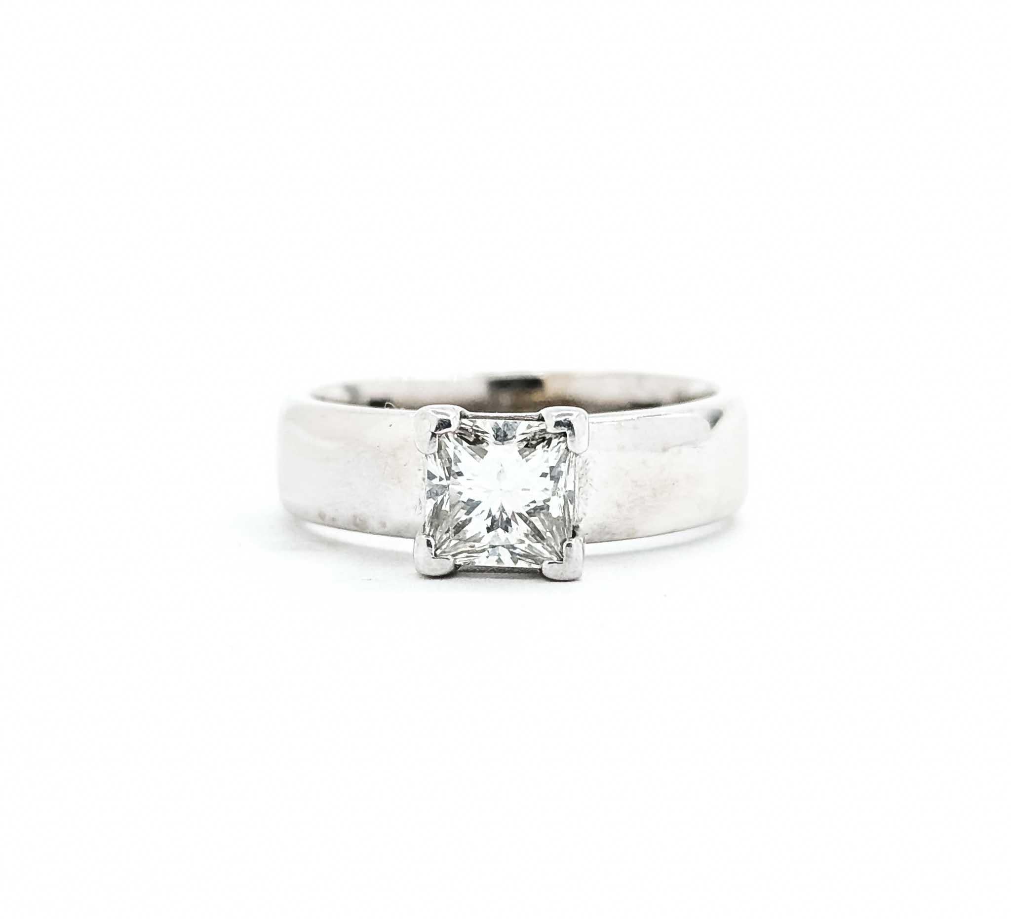 Eleganza senza tempo: Anello di fidanzamento con solitario di diamante in oro bianco 14k in vendita 4