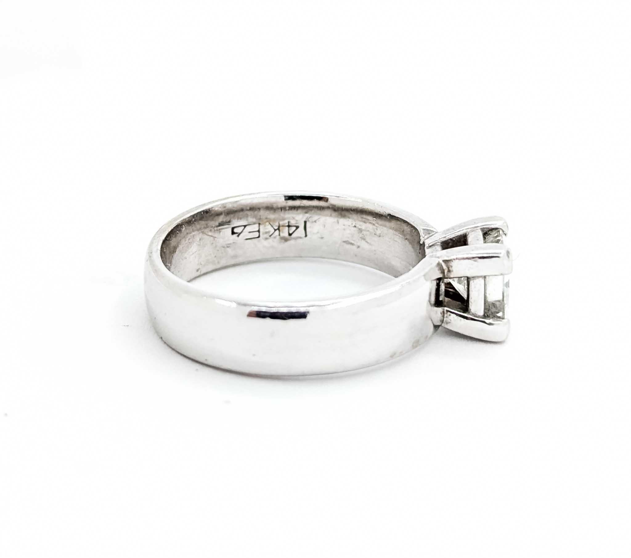 Ti presentiamo questo bellissimo anello di fidanzamento con diamante realizzato in oro bianco 14 carati, con un design classico e senza tempo. Al centro di questo squisito anello c'è un diamante da 0,87 carati, sapientemente incastonato per