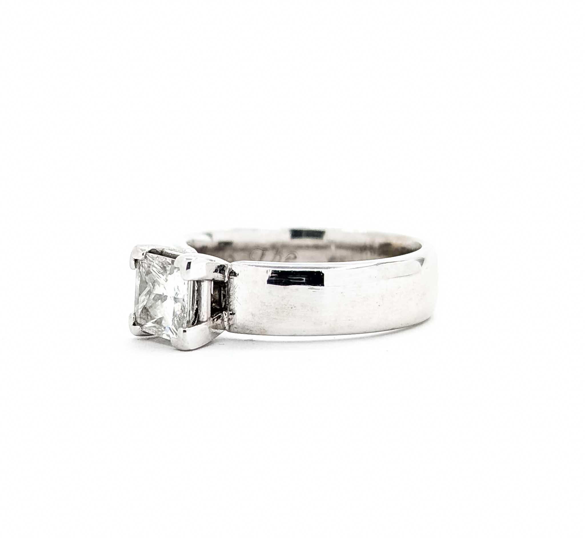 Contemporaneo Eleganza senza tempo: Anello di fidanzamento con solitario di diamante in oro bianco 14k in vendita