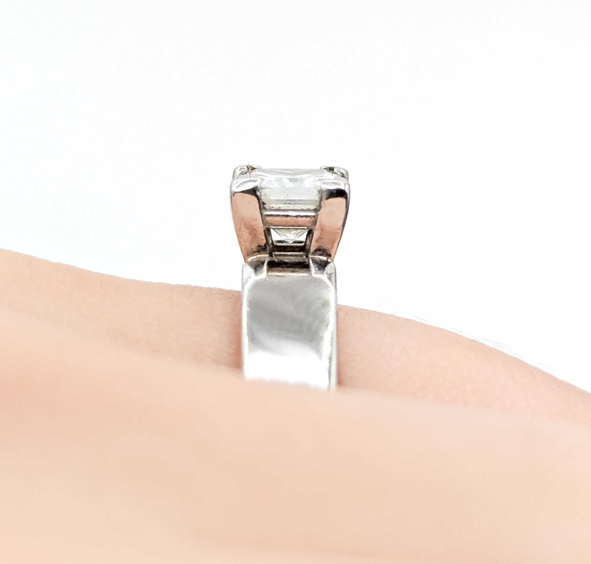 Taglio princess Eleganza senza tempo: Anello di fidanzamento con solitario di diamante in oro bianco 14k in vendita