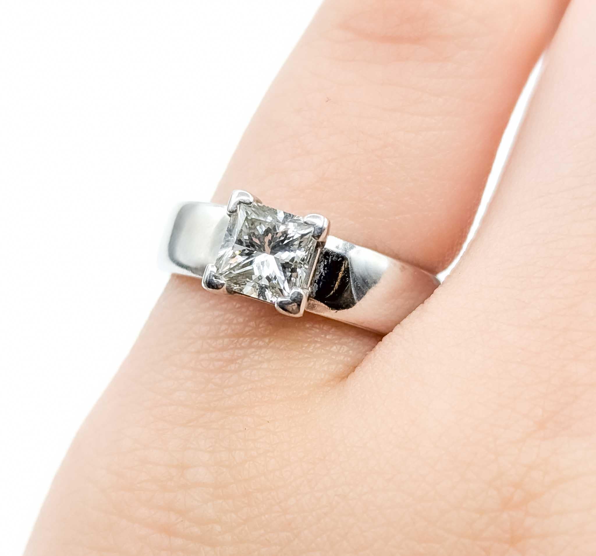 Eleganza senza tempo: Anello di fidanzamento con solitario di diamante in oro bianco 14k In condizioni ottime in vendita a Bloomington, MN