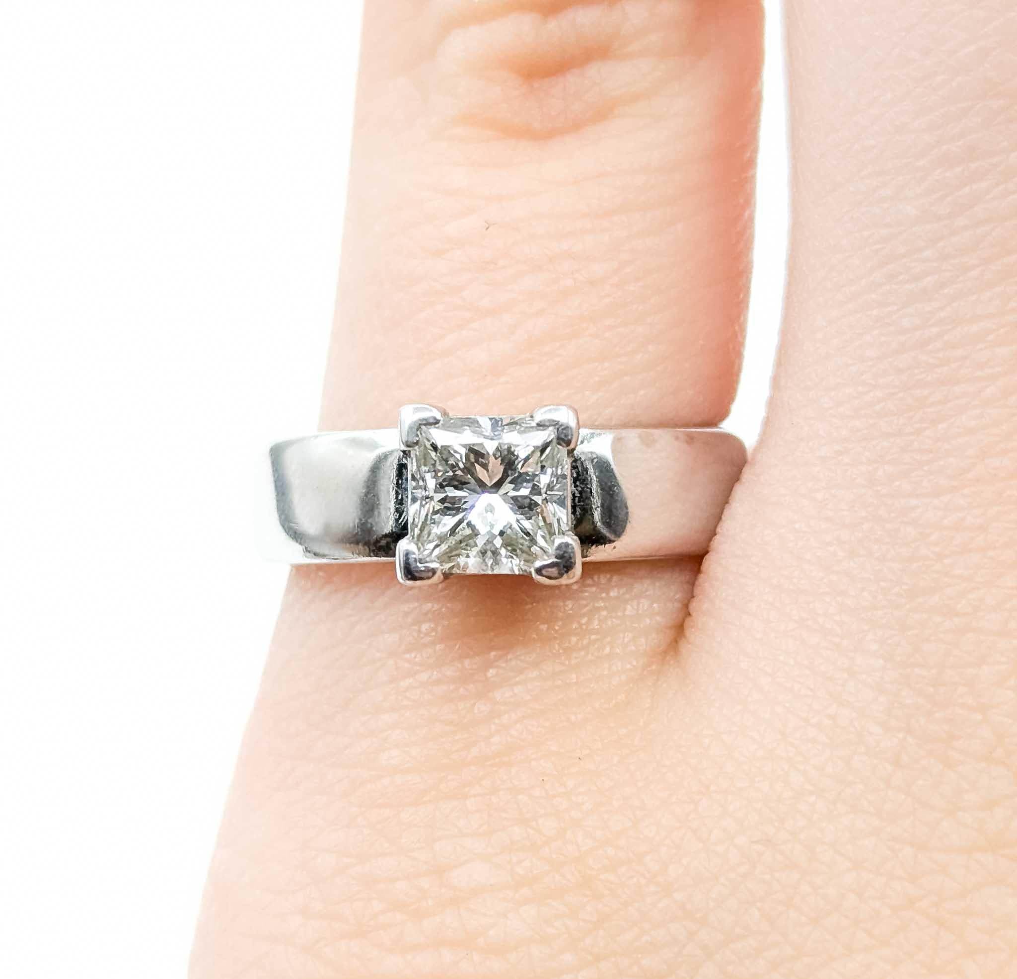 Donna Eleganza senza tempo: Anello di fidanzamento con solitario di diamante in oro bianco 14k in vendita