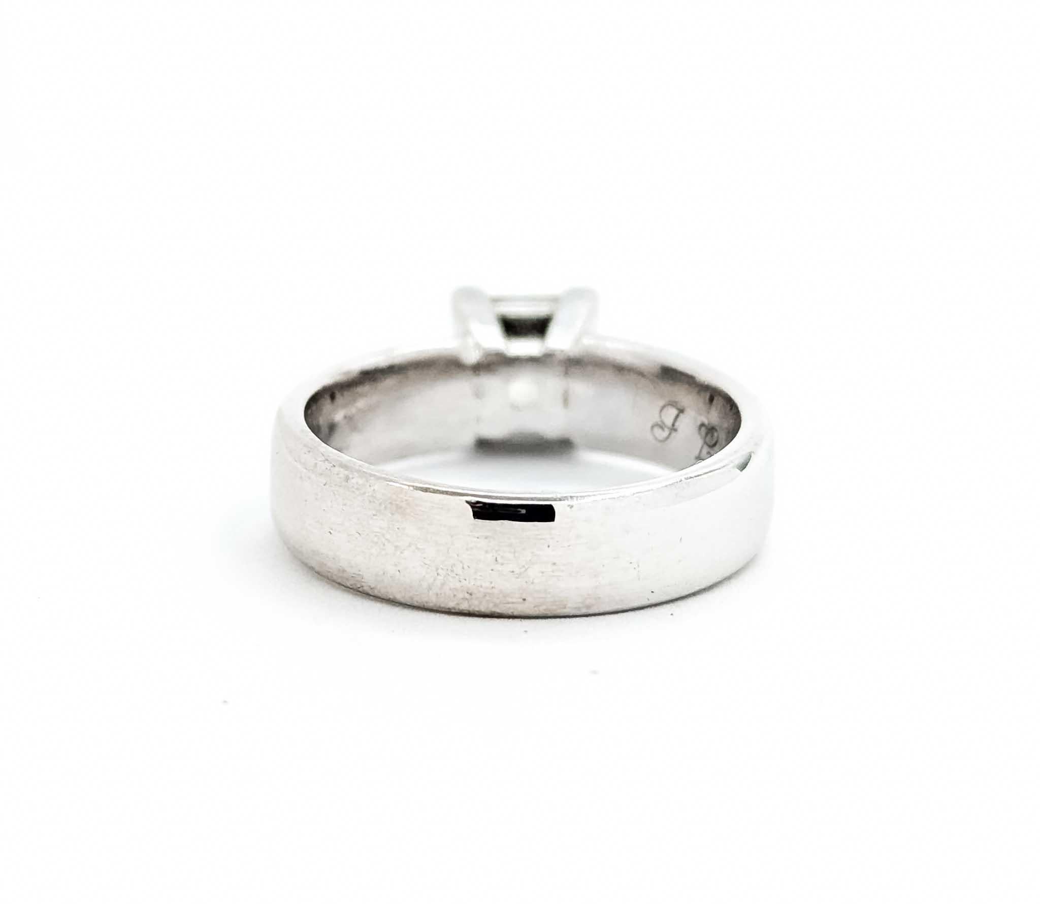 Eleganza senza tempo: Anello di fidanzamento con solitario di diamante in oro bianco 14k in vendita 2