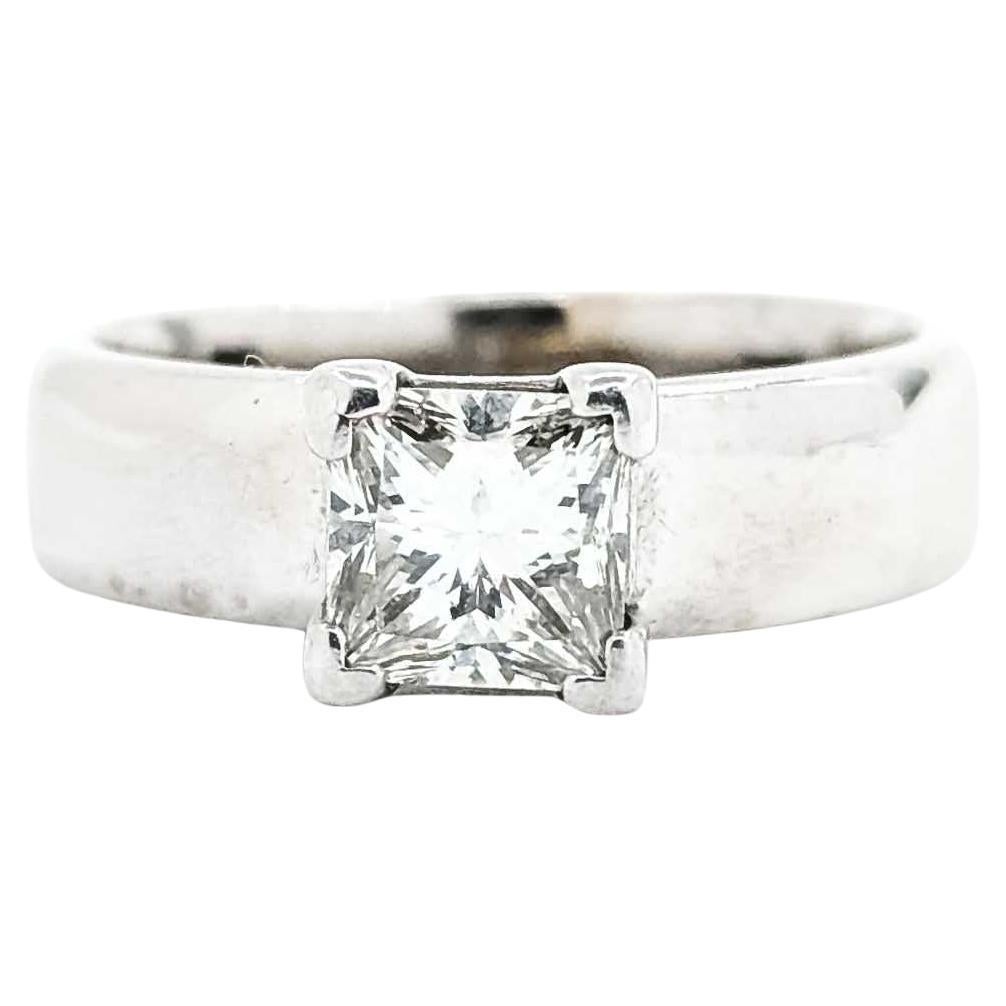 Eleganza senza tempo: Anello di fidanzamento con solitario di diamante in oro bianco 14k in vendita