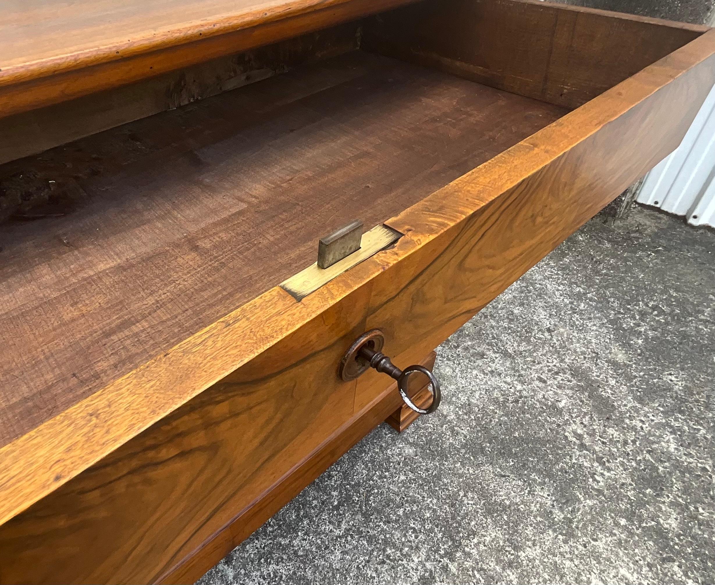 Eleganza senza tempo dalla Commode Louis Philippe in noce bruciato in vendita 3