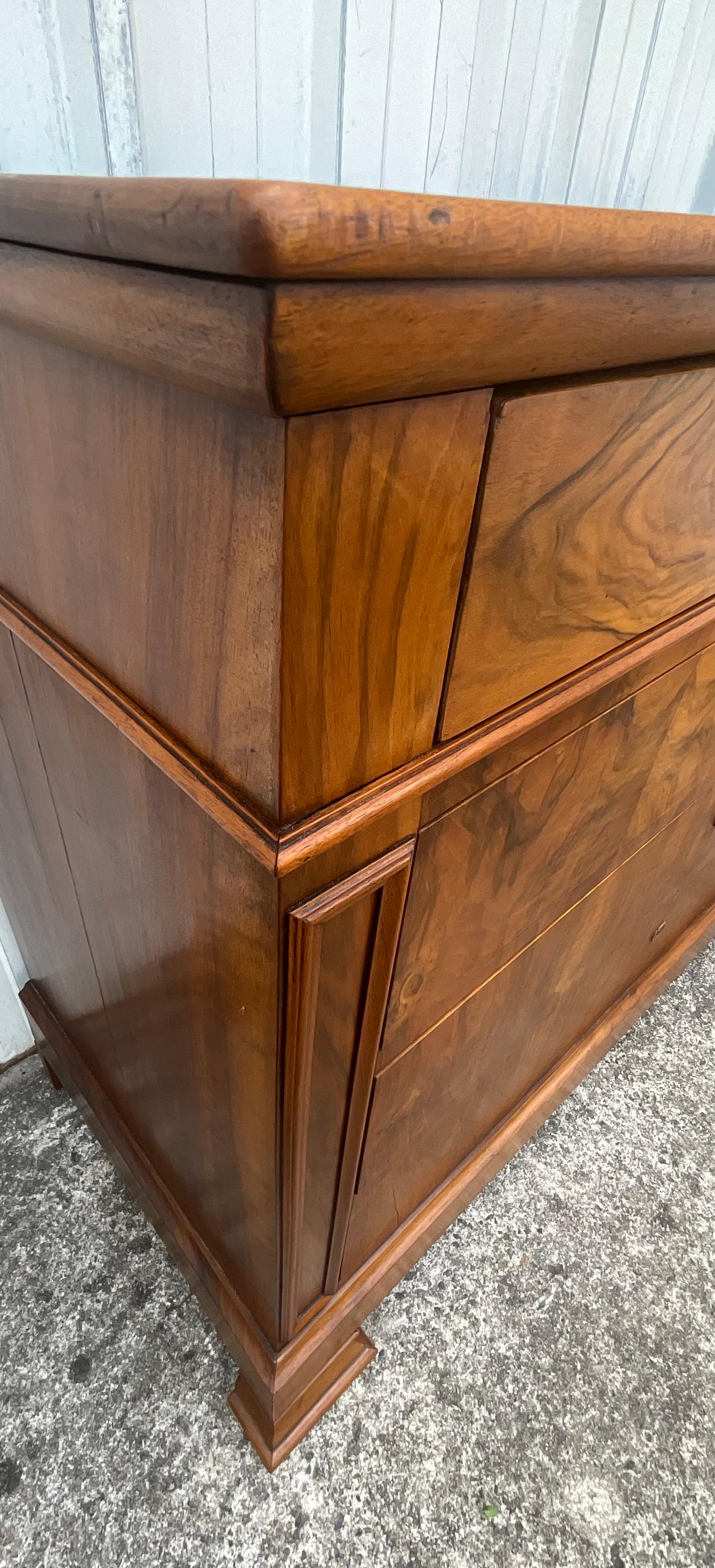 Eleganza senza tempo dalla Commode Louis Philippe in noce bruciato in vendita 5