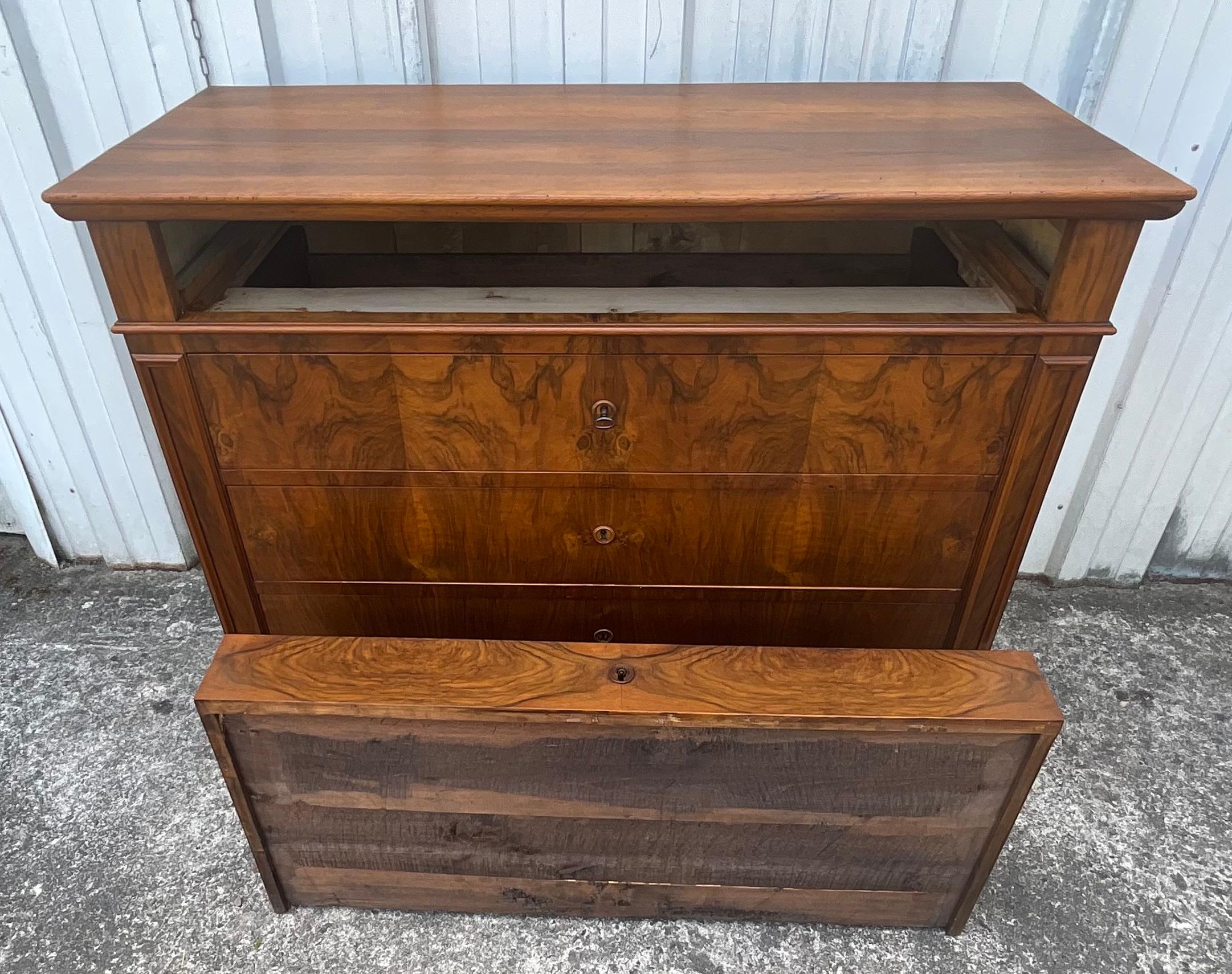 Eleganza senza tempo dalla Commode Louis Philippe in noce bruciato in vendita 7