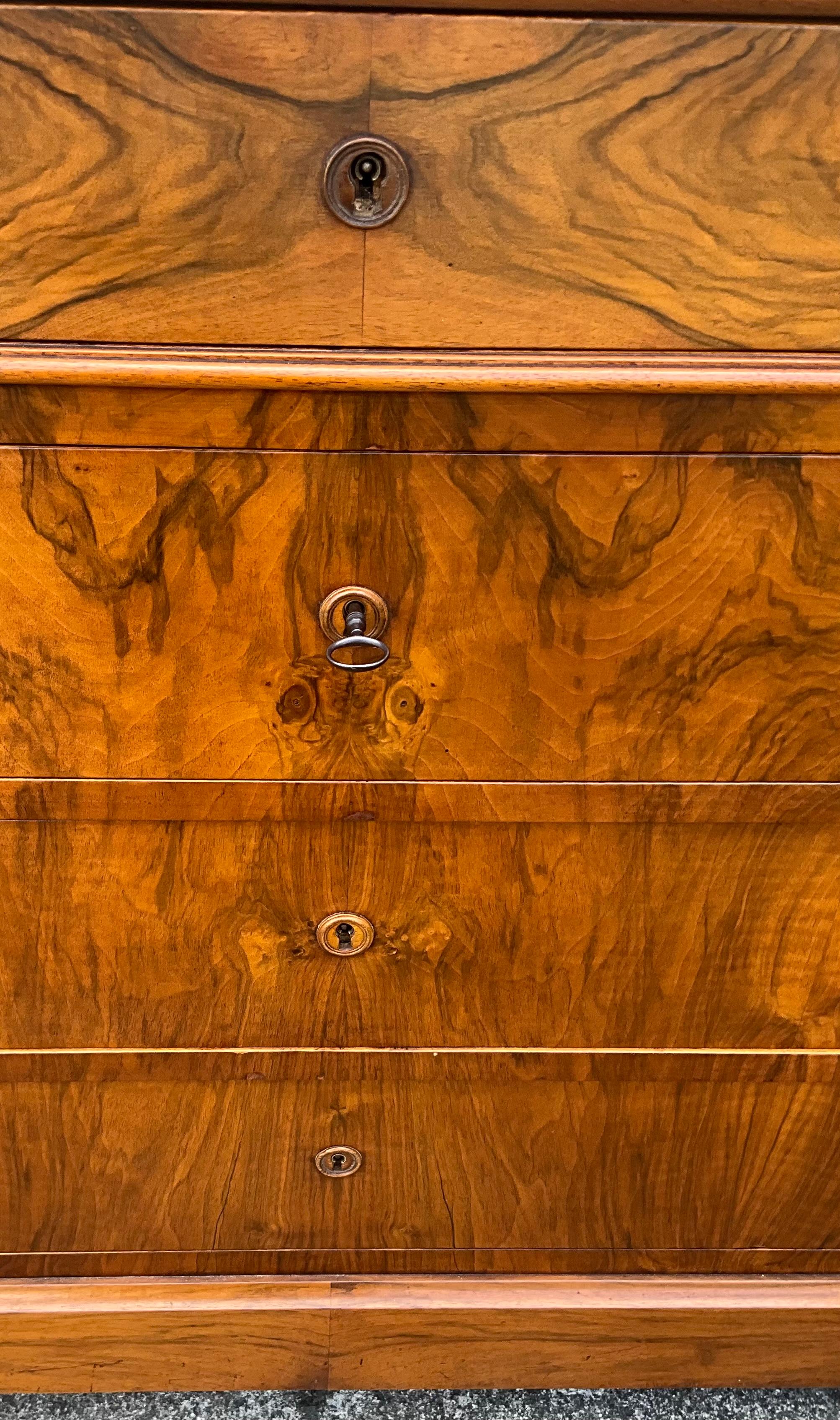Eleganza senza tempo dalla Commode Louis Philippe in noce bruciato in vendita 9