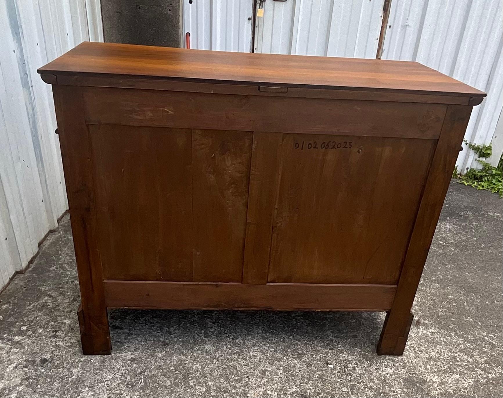 Eleganza senza tempo dalla Commode Louis Philippe in noce bruciato in vendita 12