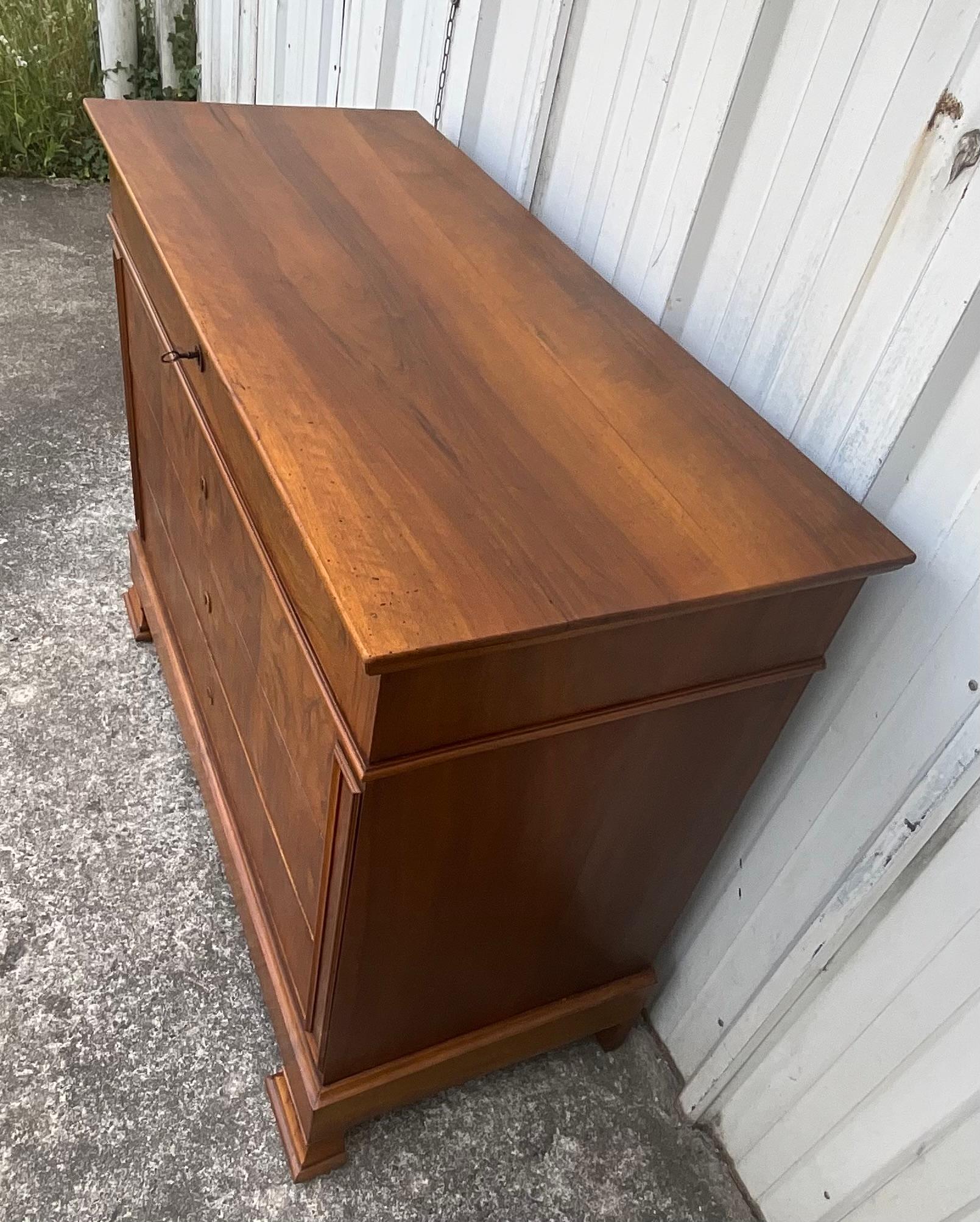 Eleganza senza tempo dalla Valle della Loira - Autentica commode Louis Philippe in radica di noce, fine XIX secolo

Questa elegante commode in stile Louis Philippe, risalente alla fine del XIX secolo, è un reperto raro in condizioni così ben