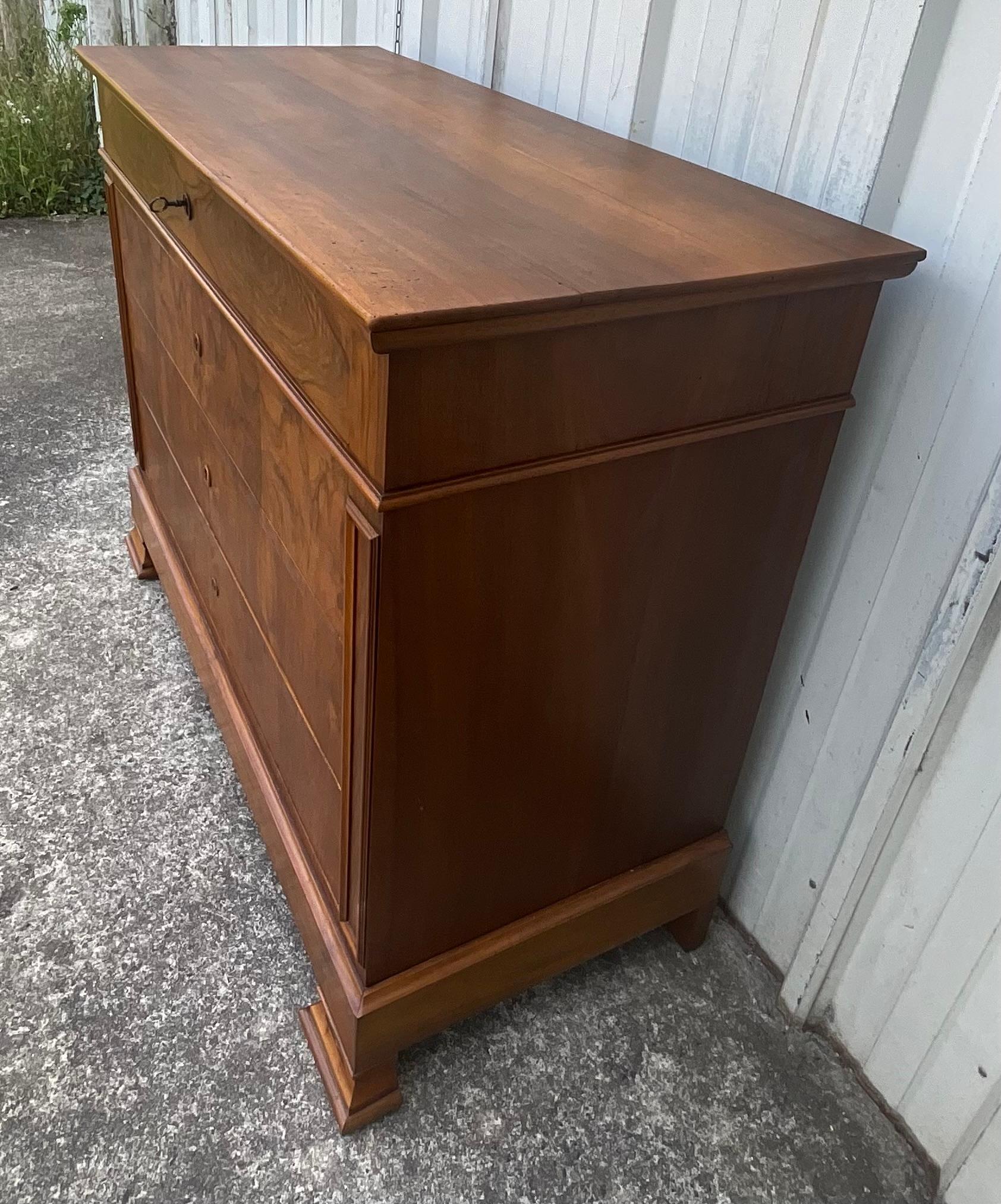 Luigi Filippo Eleganza senza tempo dalla Commode Louis Philippe in noce bruciato in vendita