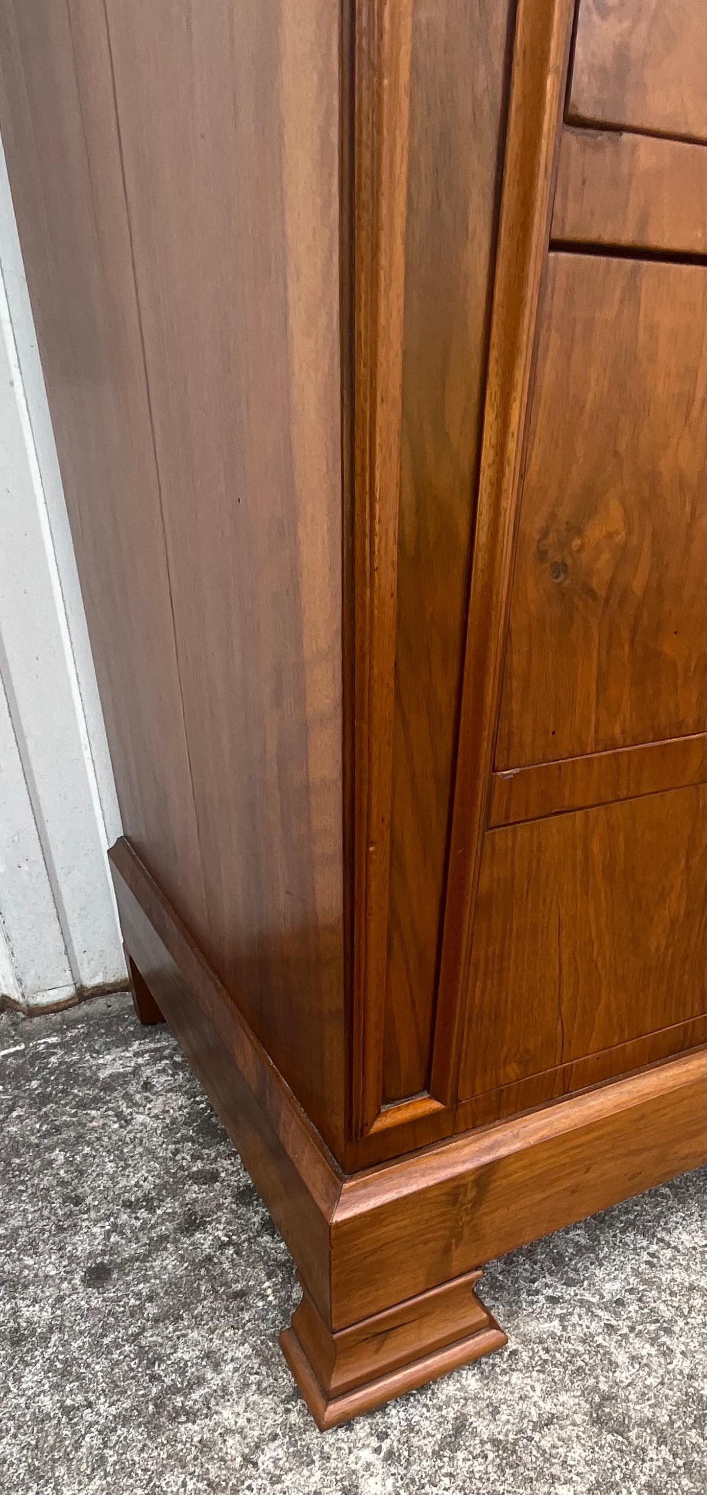 Francese Eleganza senza tempo dalla Commode Louis Philippe in noce bruciato in vendita