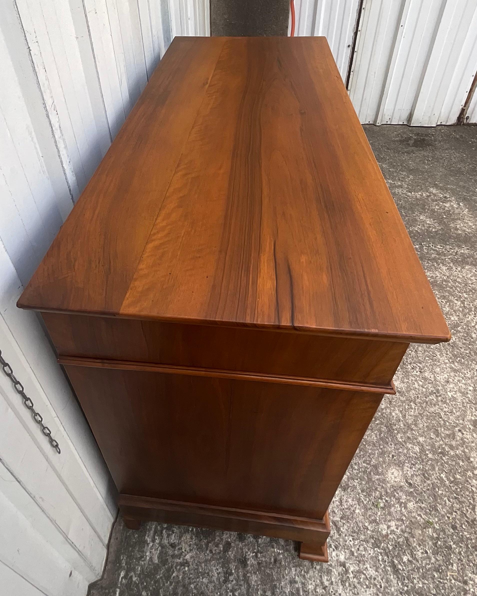 Fine XIX secolo Eleganza senza tempo dalla Commode Louis Philippe in noce bruciato in vendita