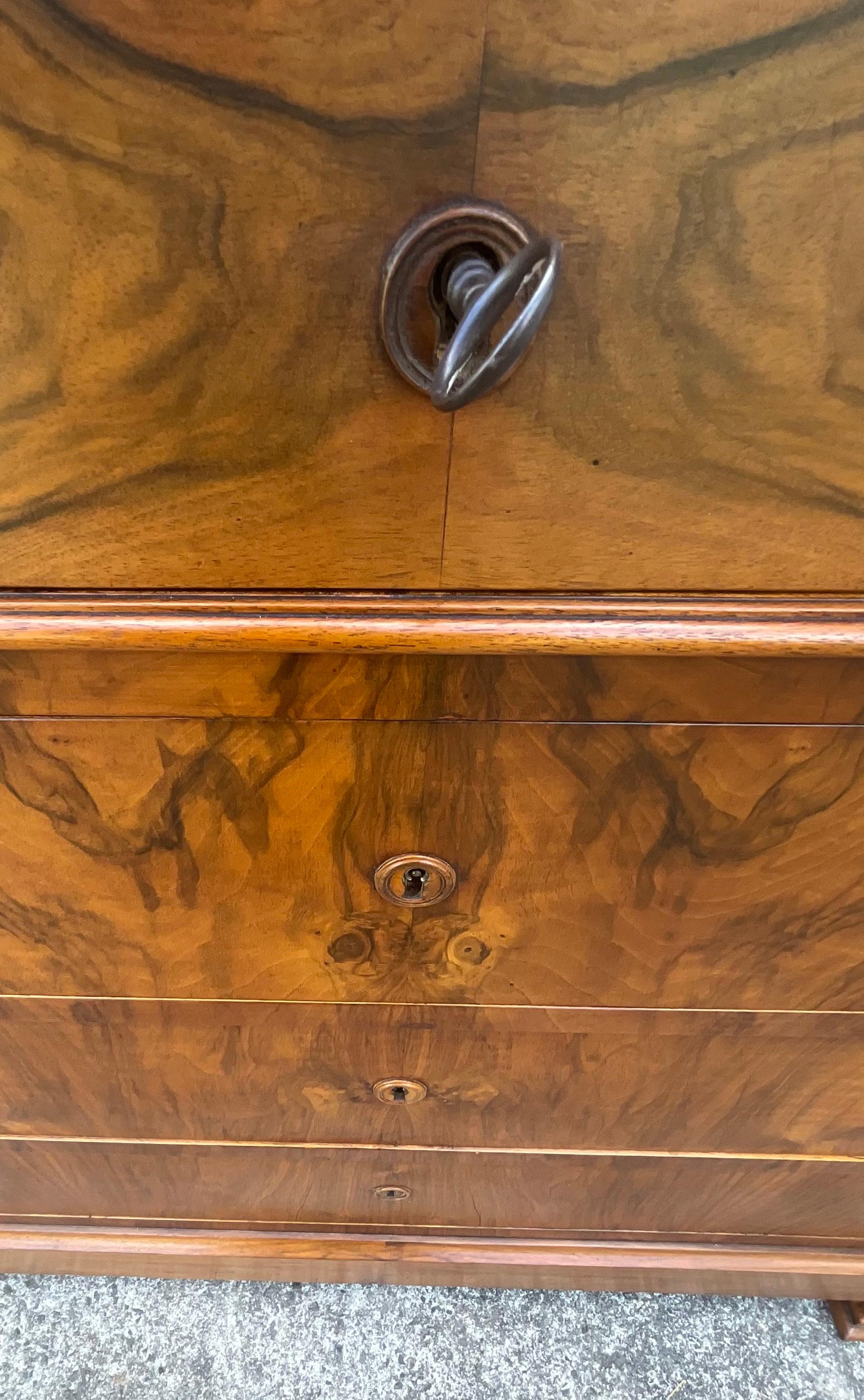 Noce Eleganza senza tempo dalla Commode Louis Philippe in noce bruciato in vendita