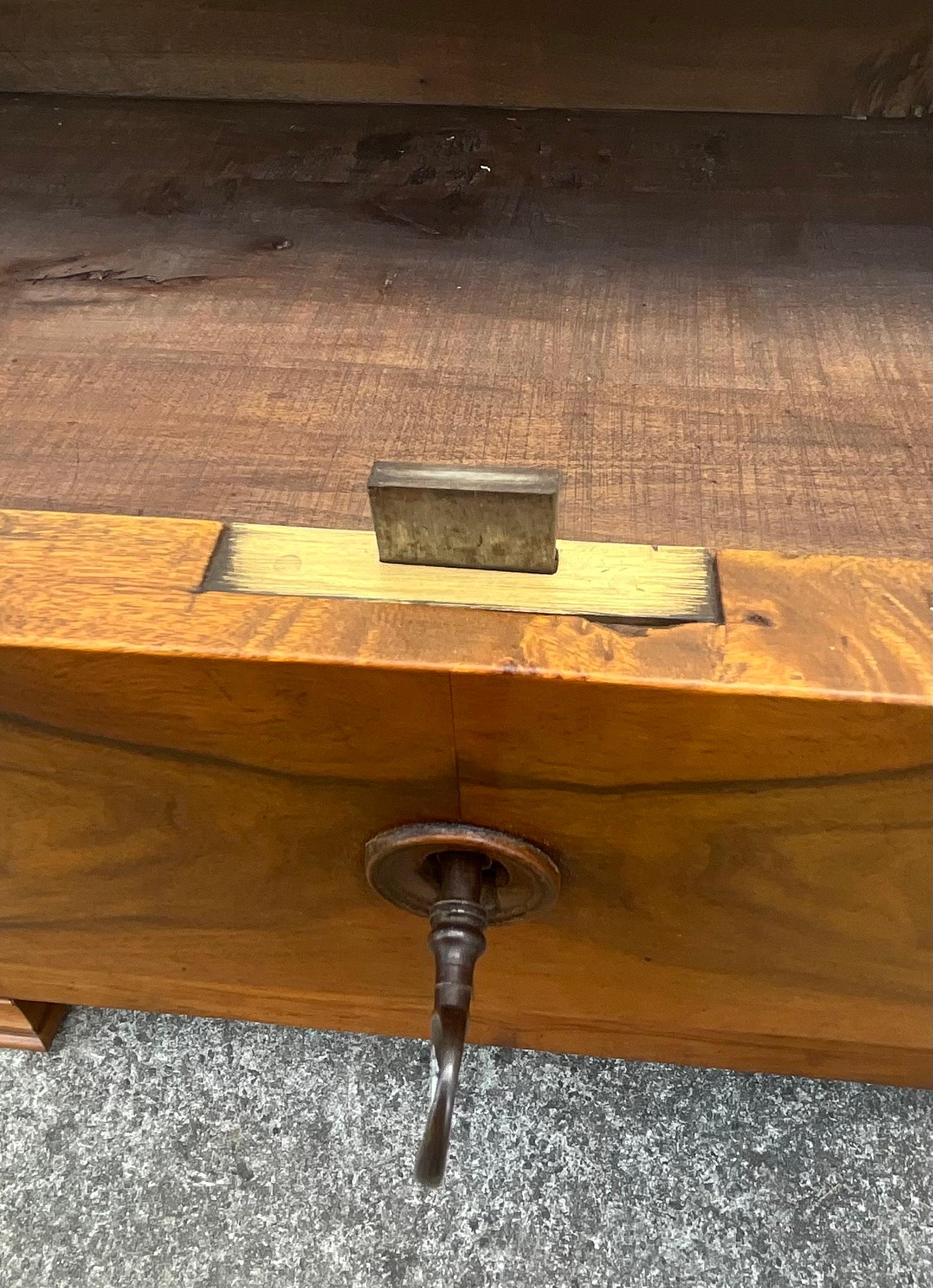 Eleganza senza tempo dalla Commode Louis Philippe in noce bruciato in vendita 2