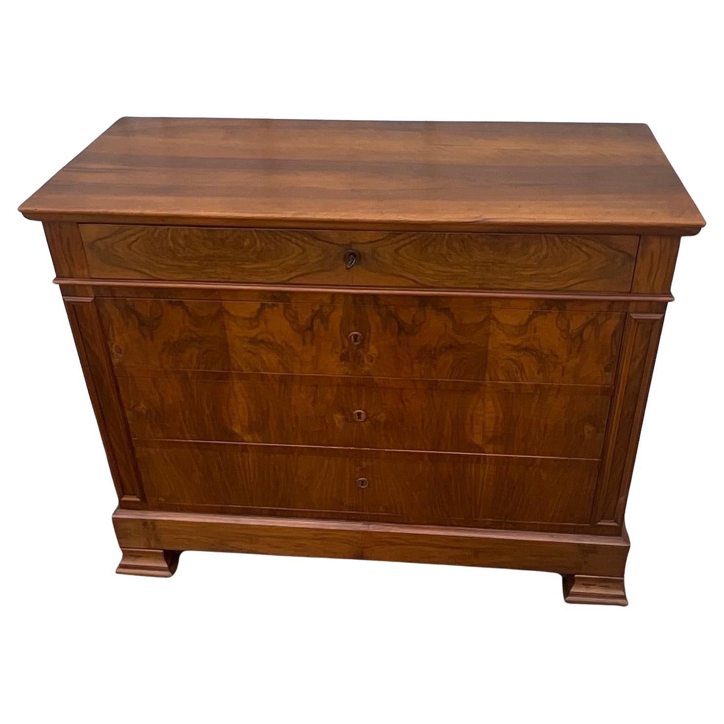 Eleganza senza tempo dalla Commode Louis Philippe in noce bruciato