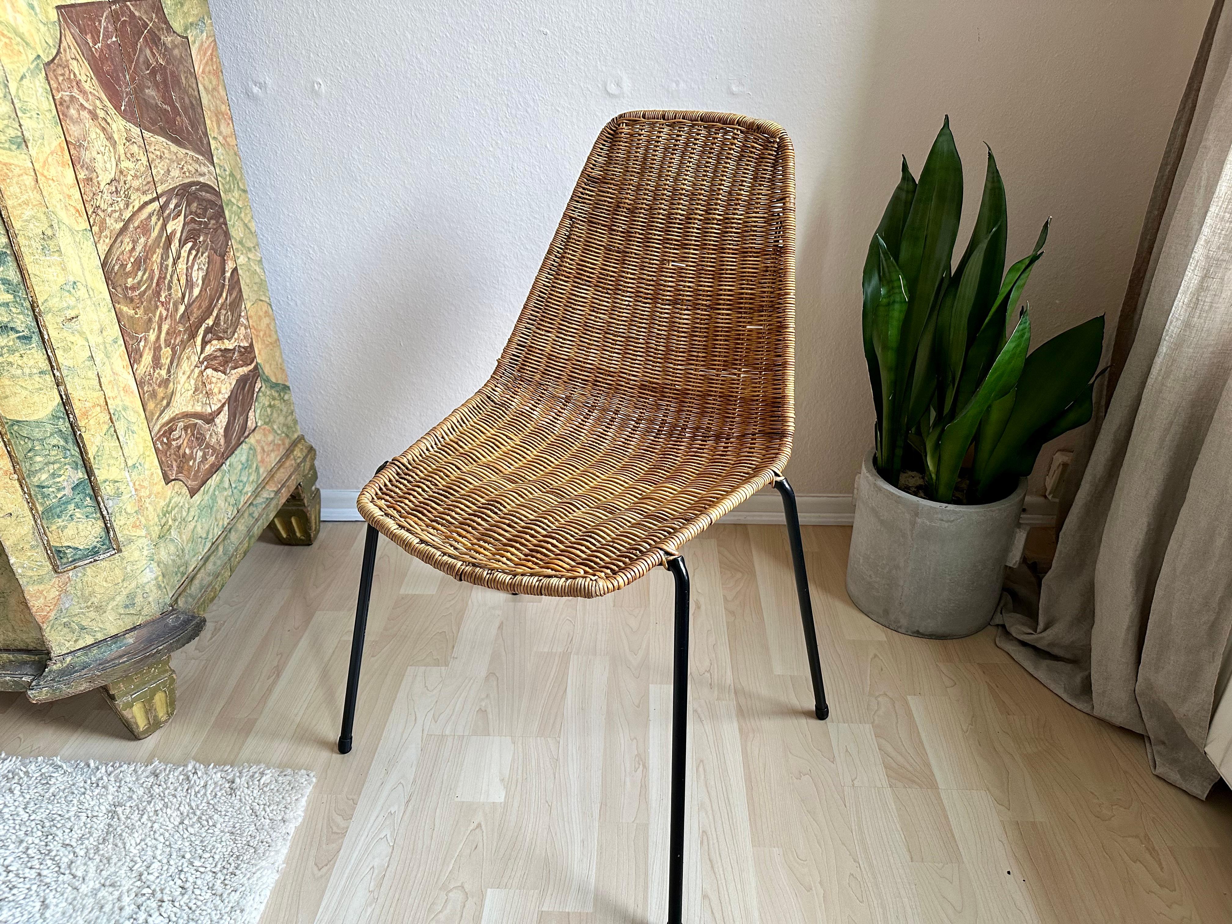 Der Basket Chair des Designers Gian Franco Legler ist ein Meisterwerk, das aus exquisitem Rattan gefertigt ist. Gian Franco Legler, bekannt für seine innovativen Entwürfe, verbindet in diesem einzigartigen Stück nahtlos Komfort und Stil. Mit seinem
