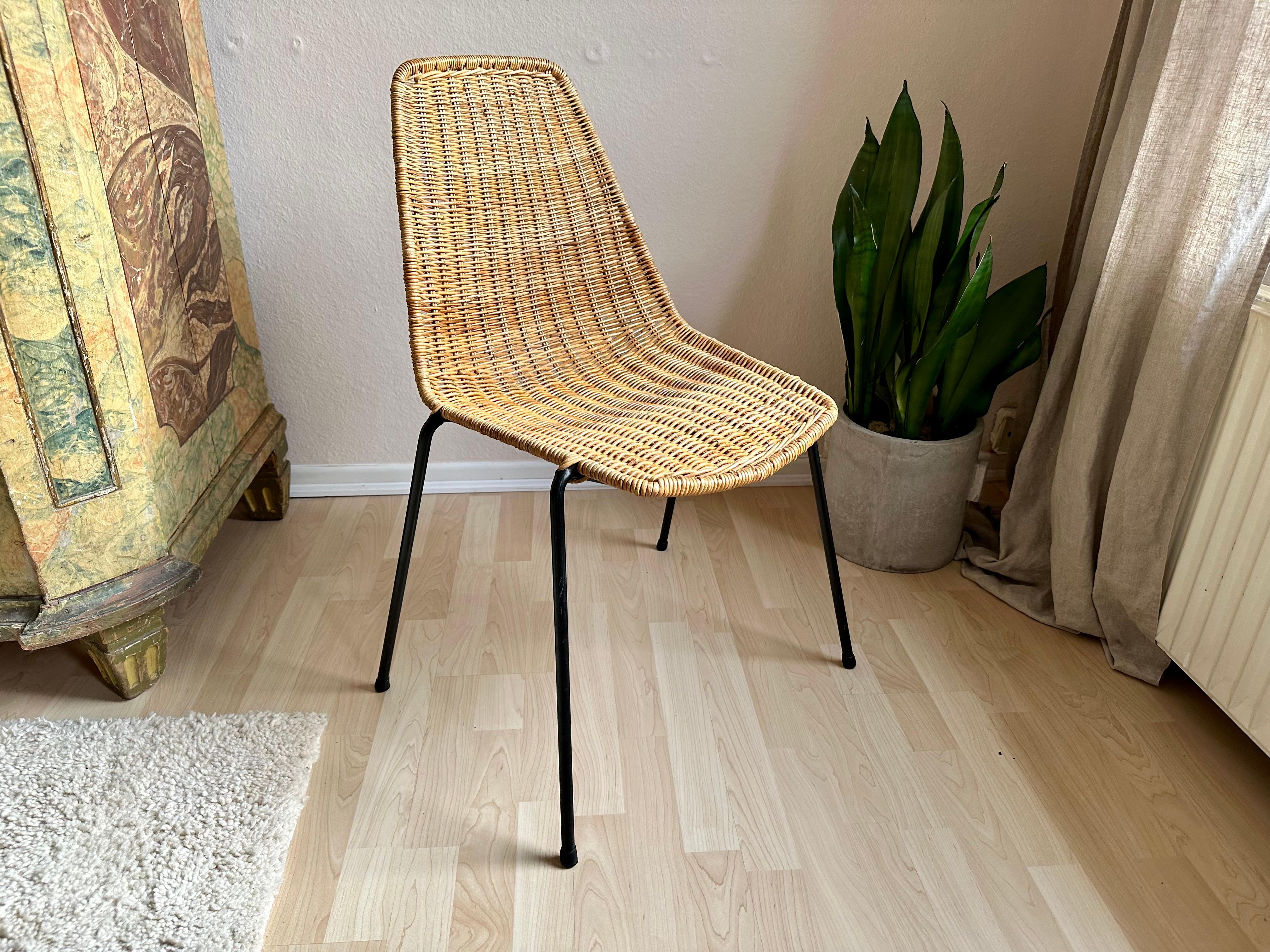 Der Basket Chair des Designers Gian Franco Legler ist ein Meisterwerk, das aus exquisitem Rattan gefertigt ist. Gian Franco Legler, bekannt für seine innovativen Entwürfe, verbindet in diesem einzigartigen Stück nahtlos Komfort und Stil. Mit seinem