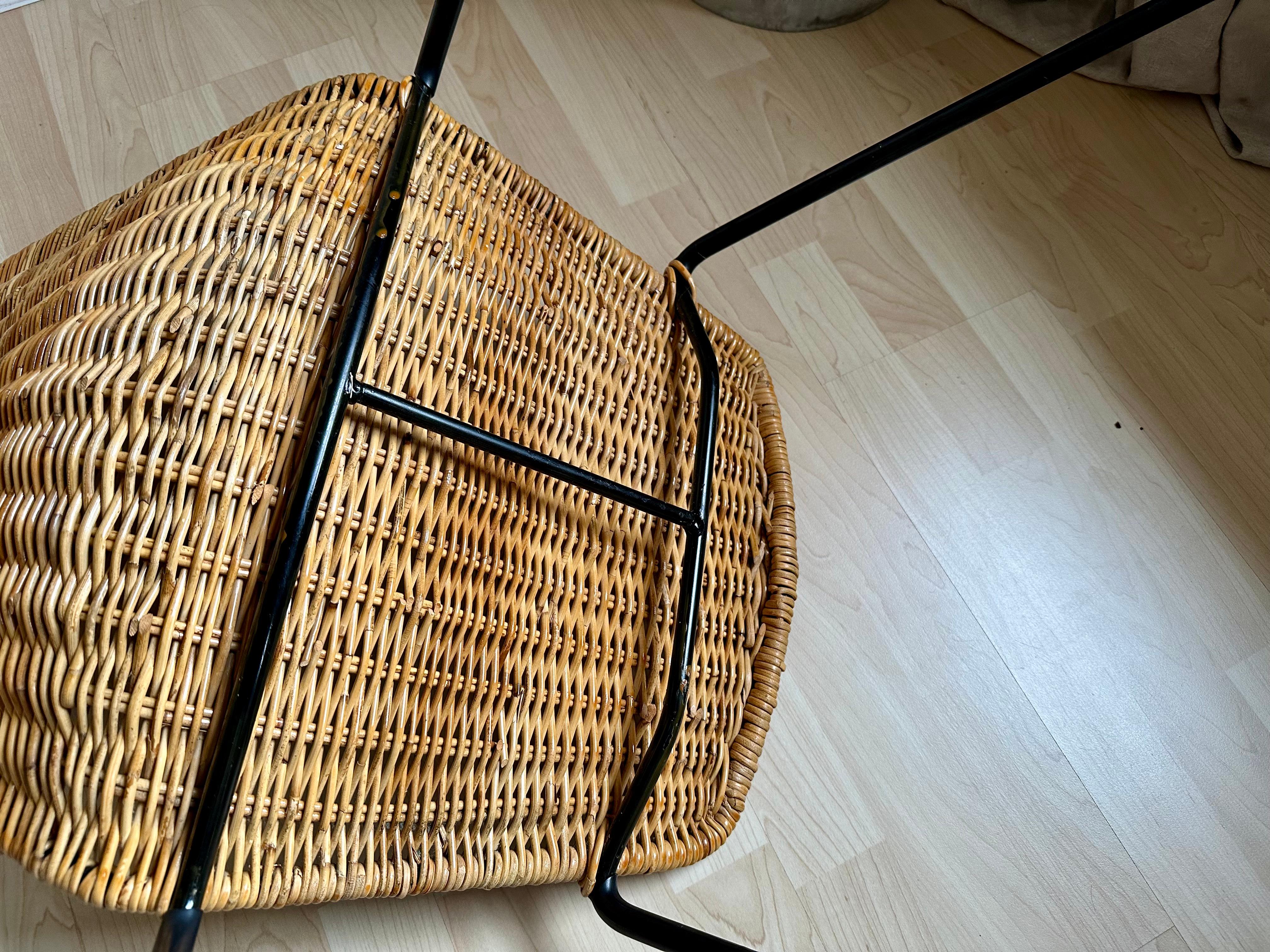 Elegancia atemporal: Silla Boho Basket de ratán de Gian Franco Legler Metal en venta
