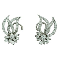 Elegance Timeless : Boucles d'oreilles en platine et diamants faites à la main, vers les années 1940