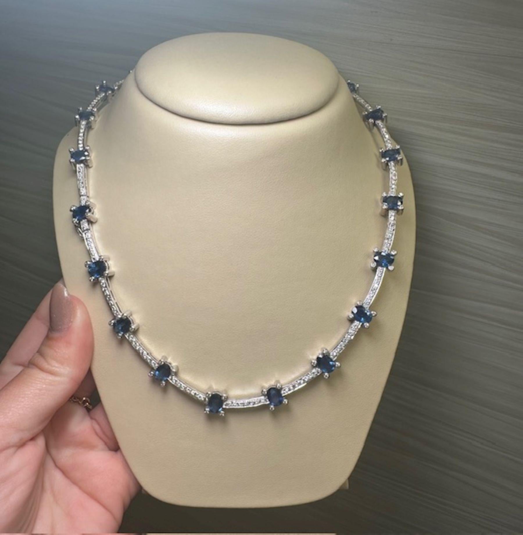  Zeitlose Eleganz in jedem Detail 
Schmücken Sie sich mit Raffinesse - dieses exquisite Collier besteht aus tiefblauen Saphiren mit insgesamt 20,75 Karat und 5,25 Karat Diamanten, die zart in schimmernde weiße Steine eingefasst sind. Jedes Glied der