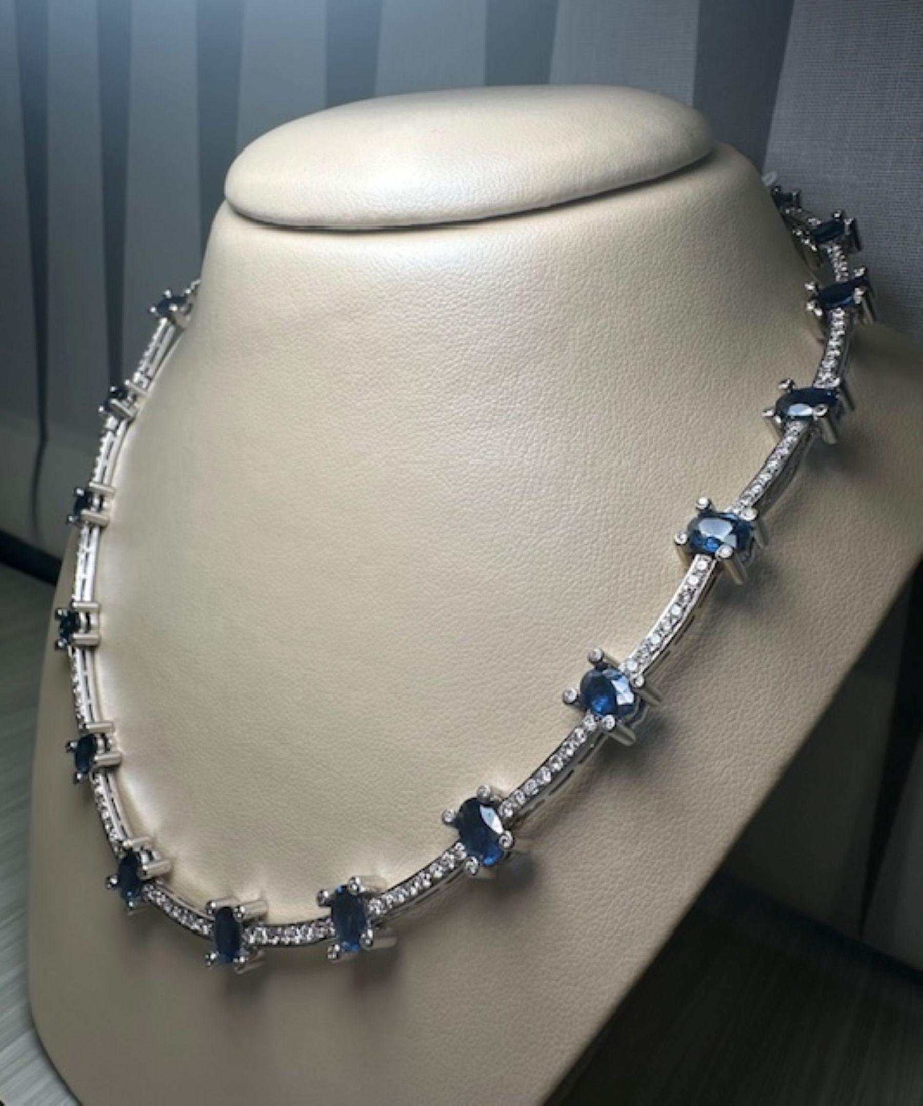 Zeitlose Eleganz in jedem Detail 20,75 ct Blauer Saphir Halskette und 5,25 DIA. (Zeitgenössisch) im Angebot