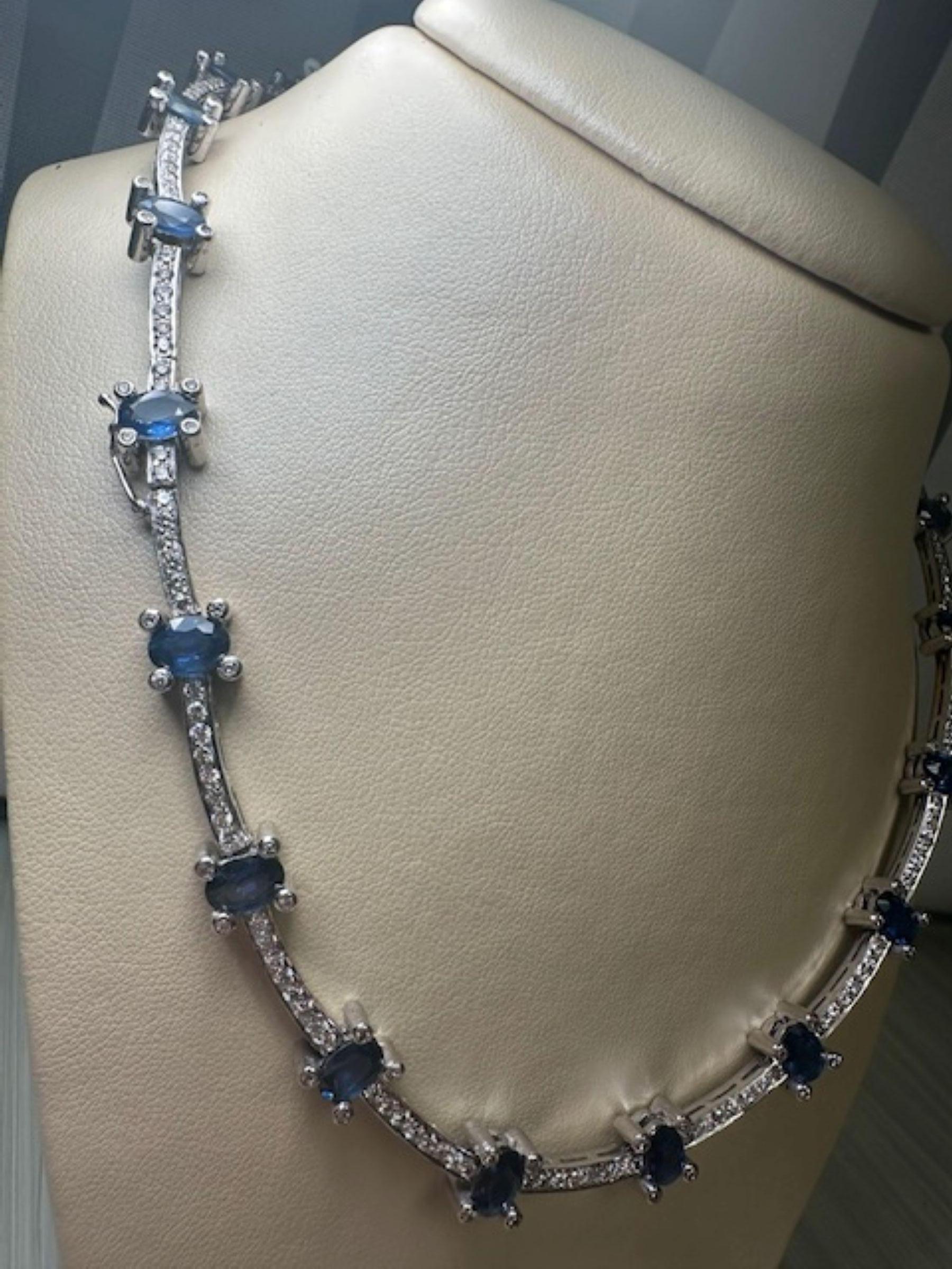 Zeitlose Eleganz in jedem Detail 20,75 ct Blauer Saphir Halskette und 5,25 DIA. (Ovalschliff) im Angebot