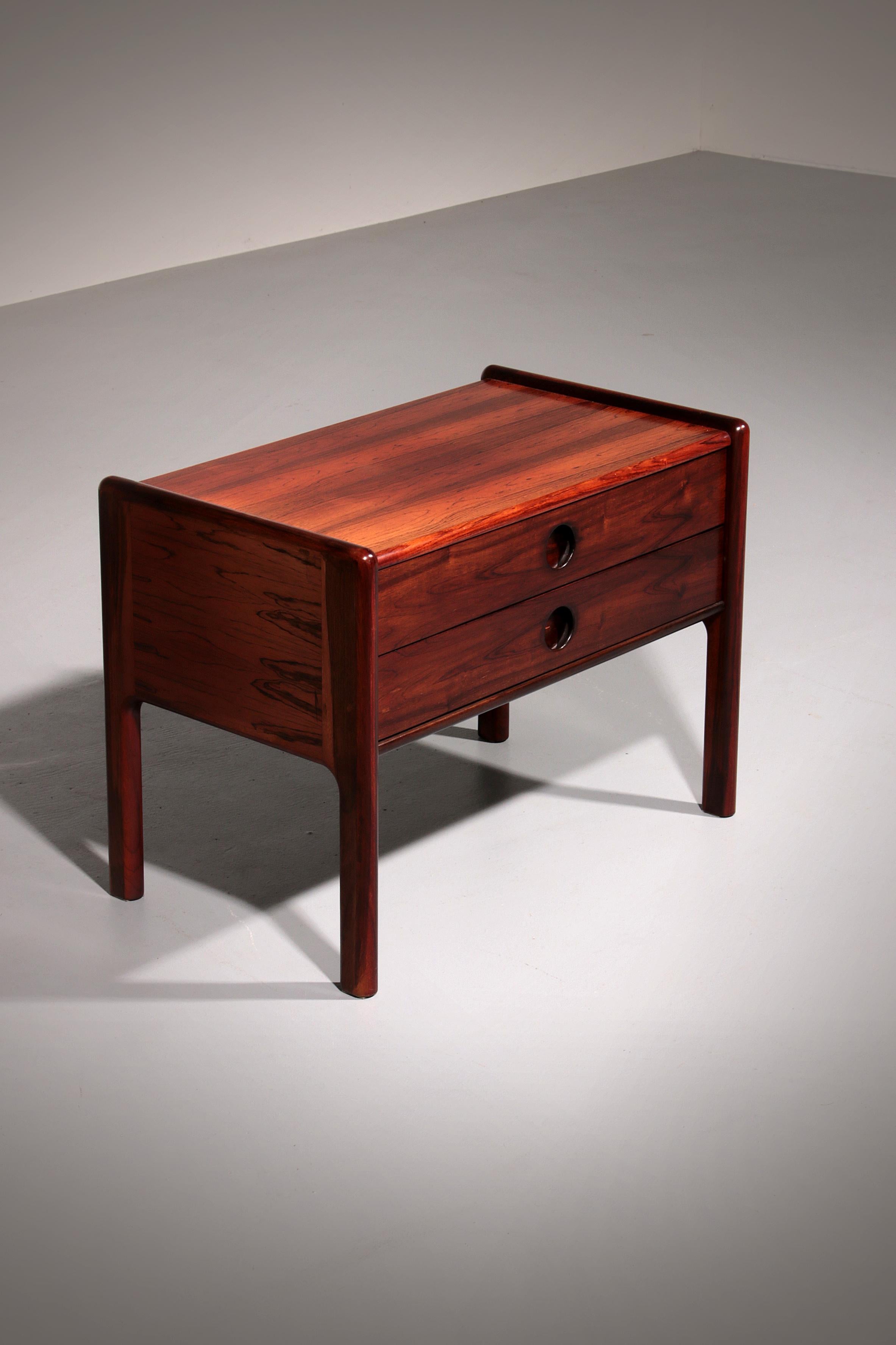 

Tauchen Sie ein in die Welt des skandinavischen Designs mit dieser atemberaubenden Kommode des bekannten dänischen Designers Kai Kristiansen, die in den 1960er Jahren gefertigt wurde. Gefertigt aus einem wunderbar reichen, dunklen Holz, strahlt